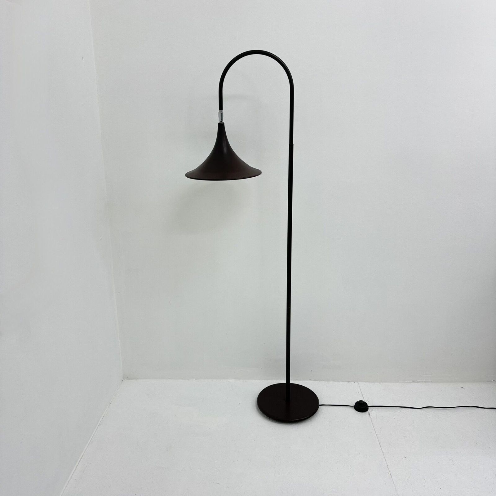 Hala Zeist Trumpet Brown Minimalist Vloerlamp, Jaren 1970, Nederlands Design
