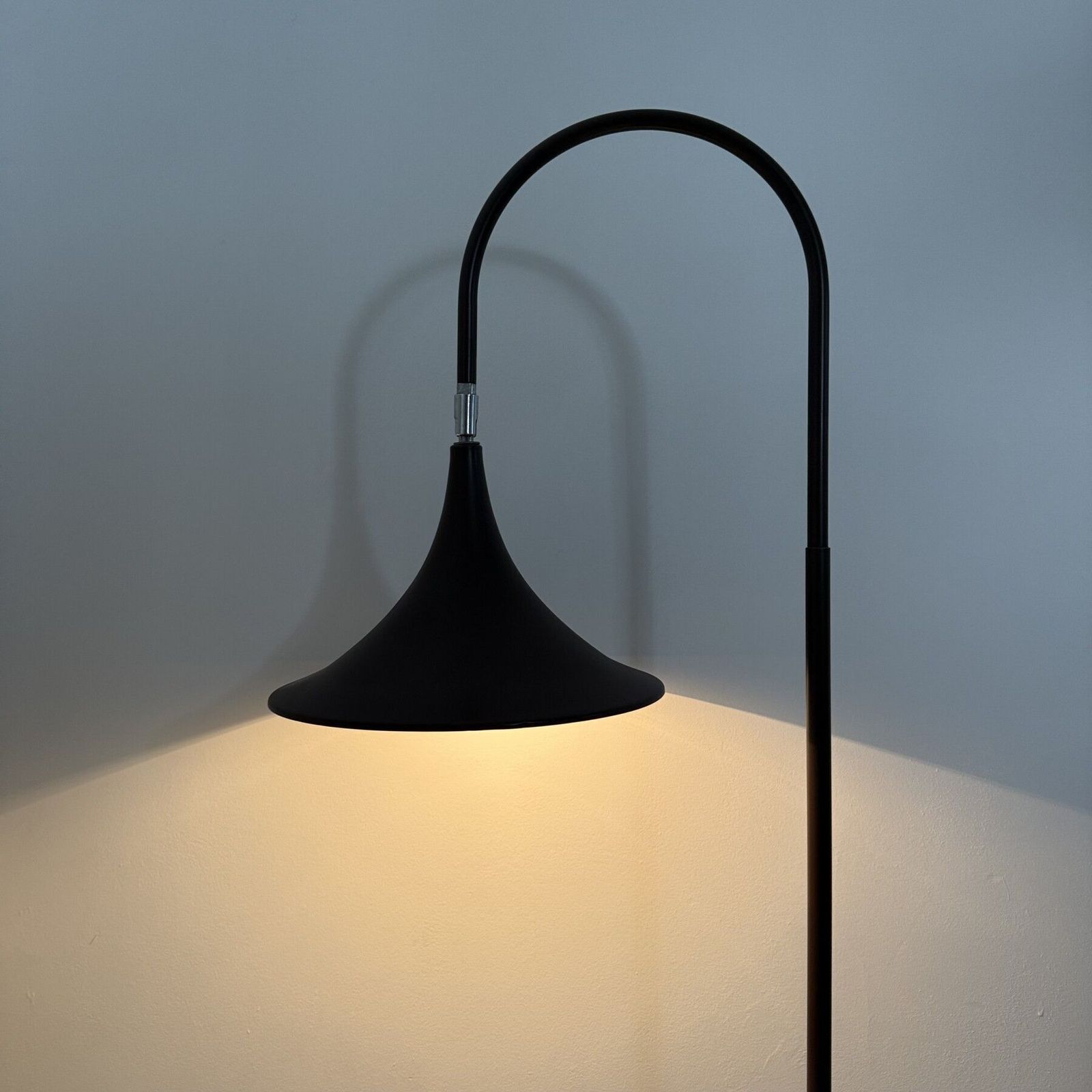 photo for sale Hala Zeist Trumpet Brown Minimalist Vloerlamp, Jaren 1970, Nederlands Design