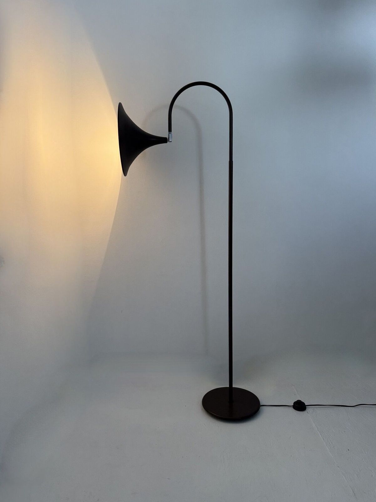 483.0 Lampadaire minimaliste Hala Zeist Trumpet brun, design néerlandais, années 1970 photo