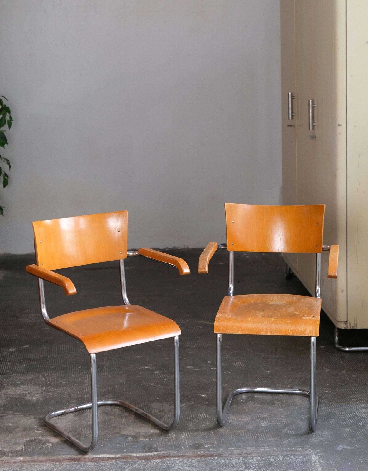 Set Of Two Bauhaus Cantilever Armchairs S 43f In Light Brown photo furniture