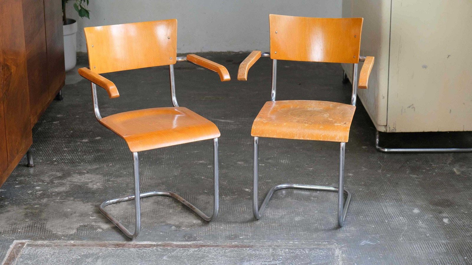 Set Of Two Bauhaus Cantilever Armchairs S 43f In Light Brown photo vinterior