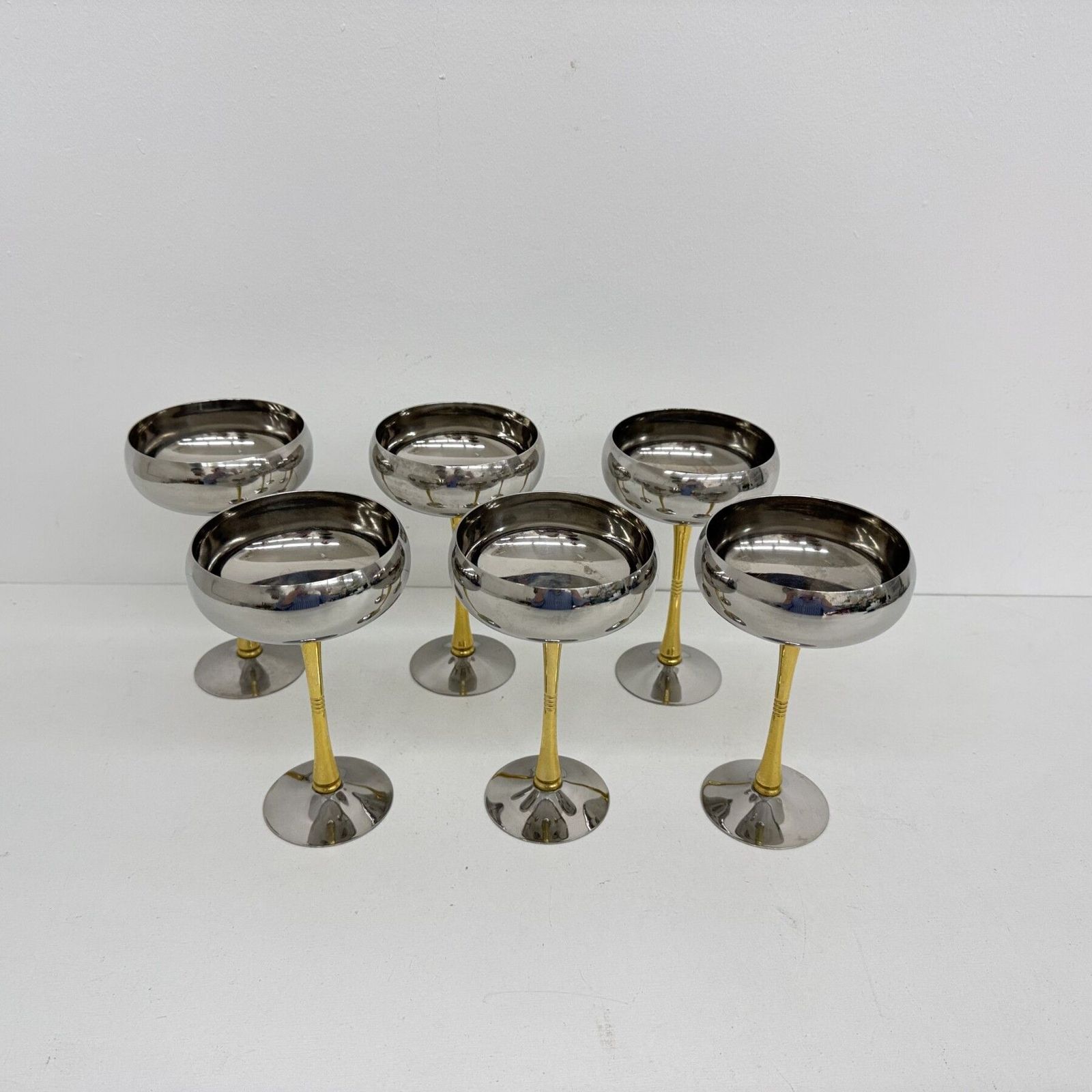 photo furniture Mid-Century set van 6 Italiaanse champagnecoupes van roestvrij staal en messing, jaren 1970