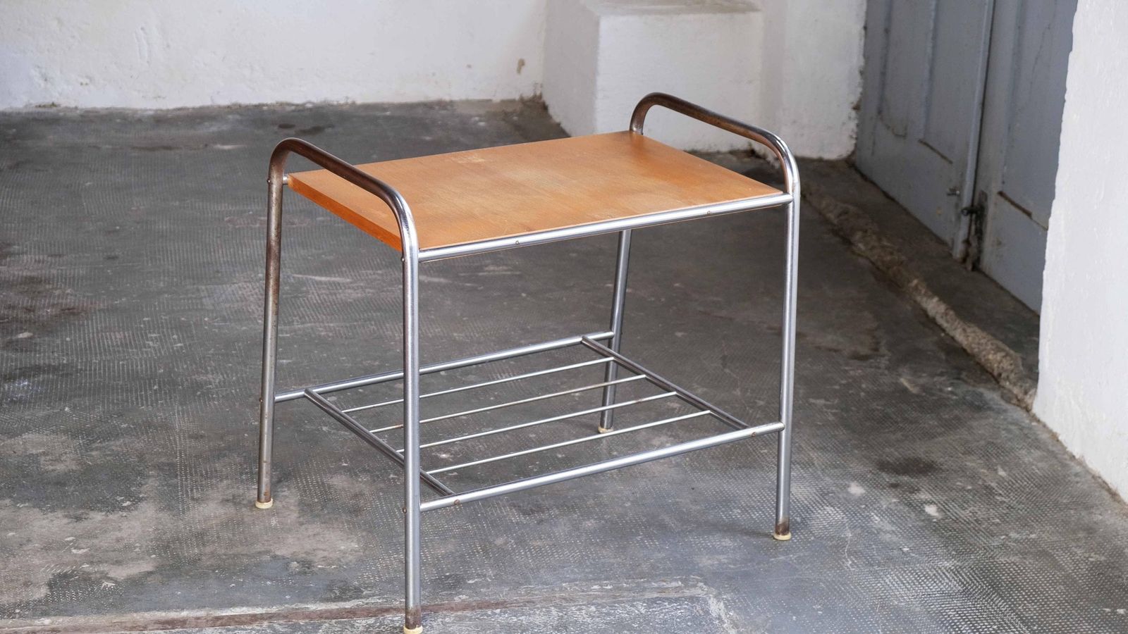 Bauhaus Shelf With Light Brown Wooden Shelf
