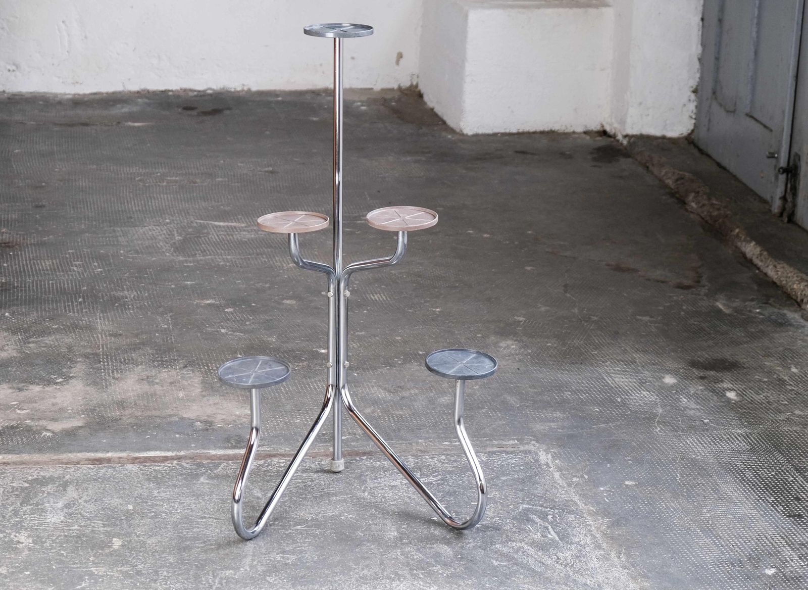 Steel Tube Plant Shelf In Bauhaus Design With Five Shelves