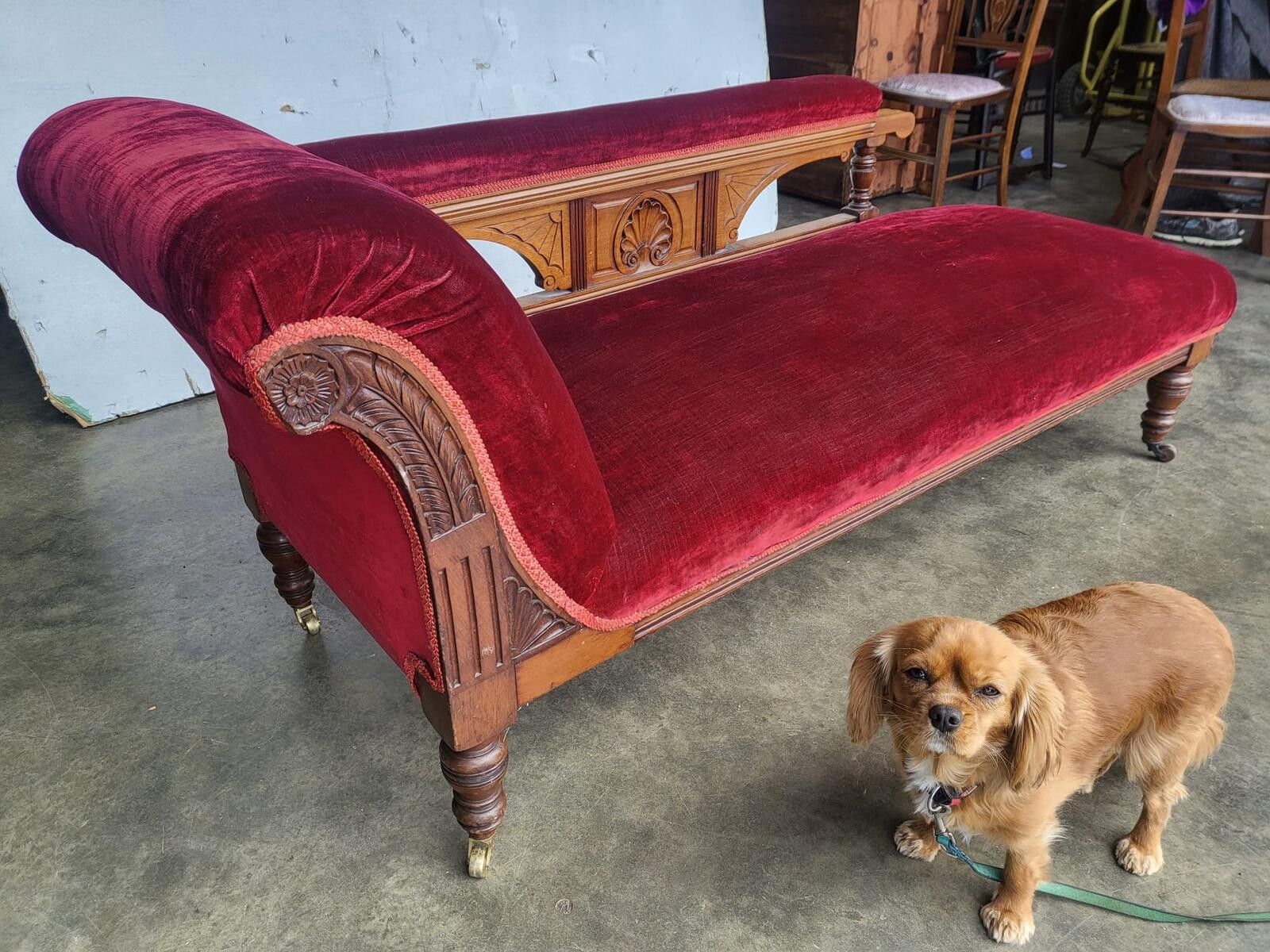 photo vinterior Antique Victorian Red Chaise Longue Sofa Turned Legs Castors