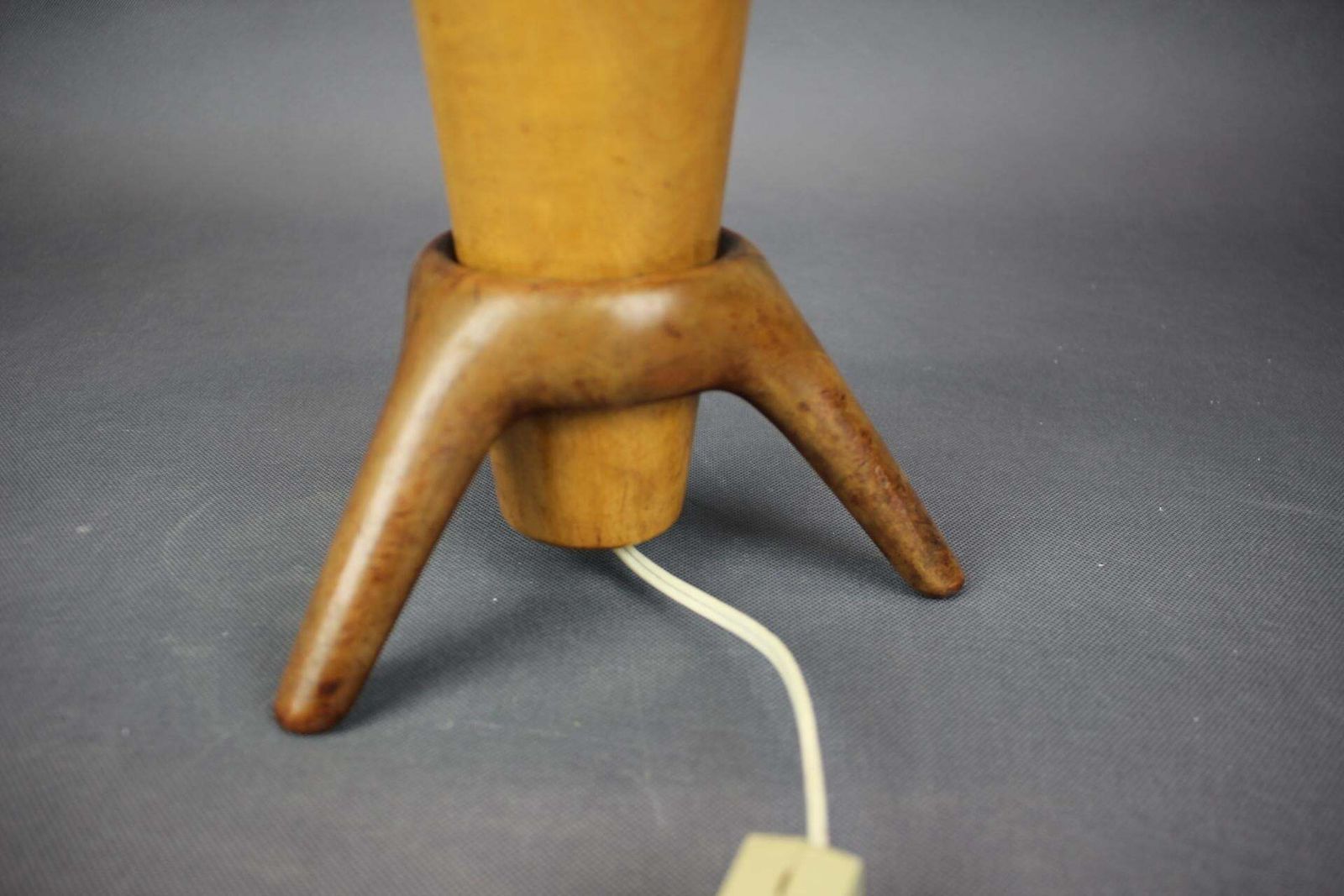 Lampe de table mid-century ULUV en bois, Tchécoslovaquie, années 1960 photo buy