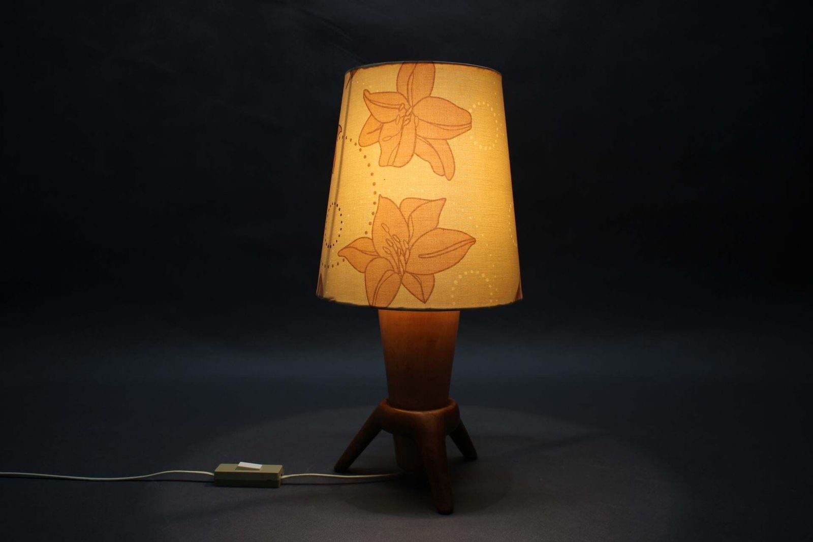 Lampe de table mid-century ULUV en bois, Tchécoslovaquie, années 1960 photo vintage