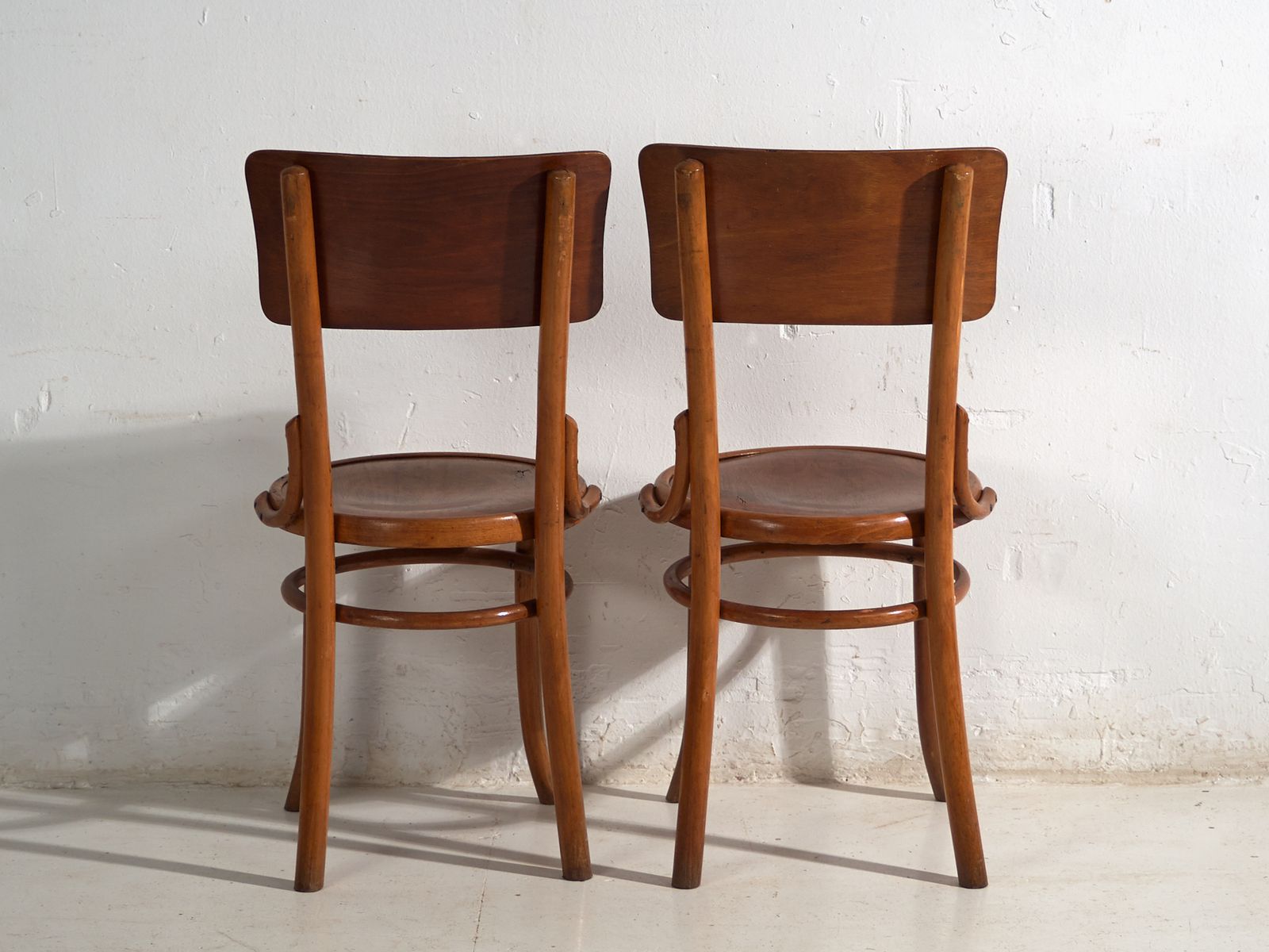 photo furniture Antique Set Of 4 Viennese Café Bentwood Chairs With Decorative Back Panel – Central Europe, Circa 1900