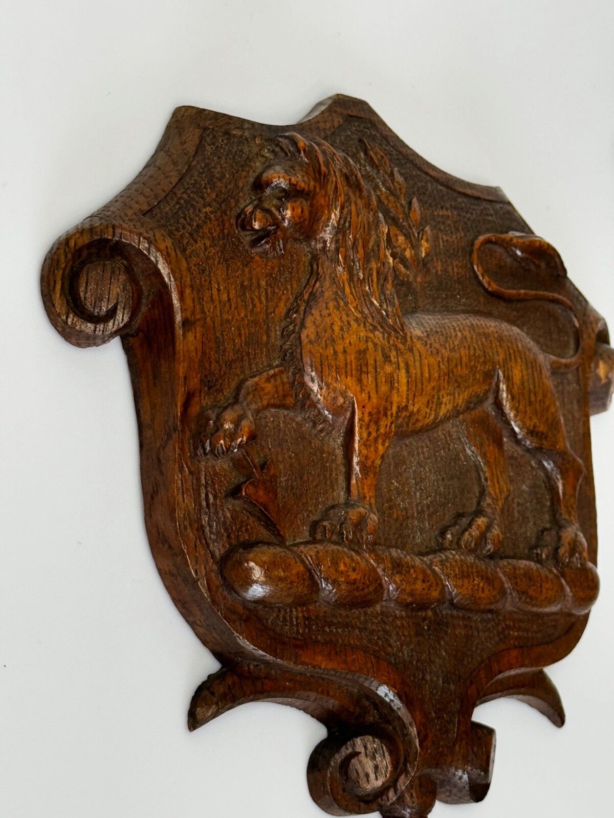 19e-eeuws Pugin-ontwerp Gesneden Tijgereiken Heraldische Leeuw Schild Wapenschild Sculptuur photo vinterior
