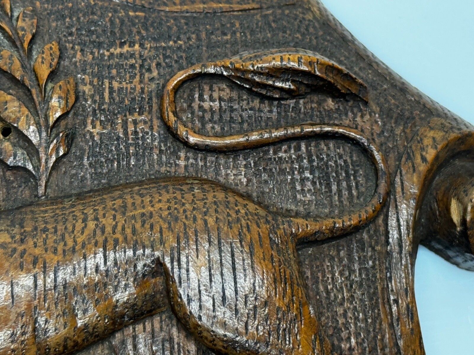 Kunst 19e-eeuws Pugin-ontwerp Gesneden Tijgereiken Heraldische Leeuw Schild Wapenschild Sculptuur photo