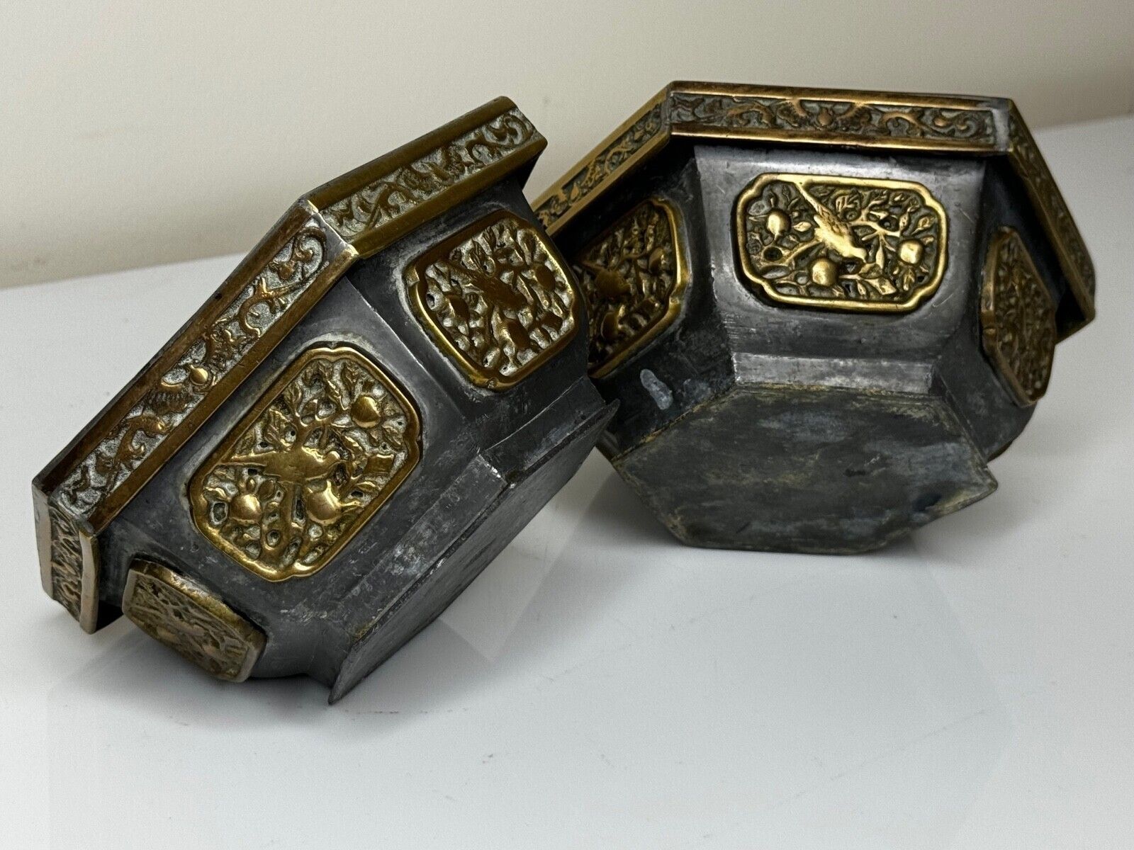 Paar kleine Chinese geluksbrengende vleermuisplanters, Volksrepubliek China photo furniture
