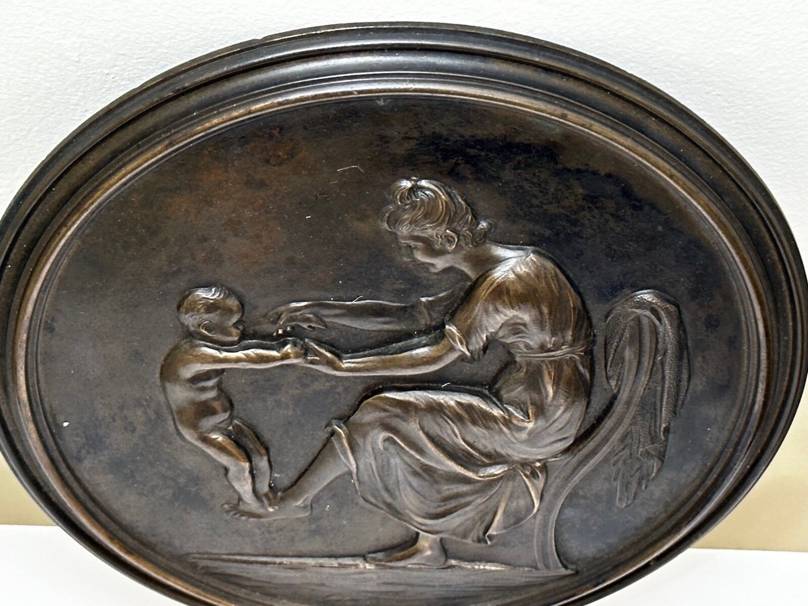 19e-eeuwse Coalbrookdale bronzen ronde plaquette, moeder met kind photo for sale