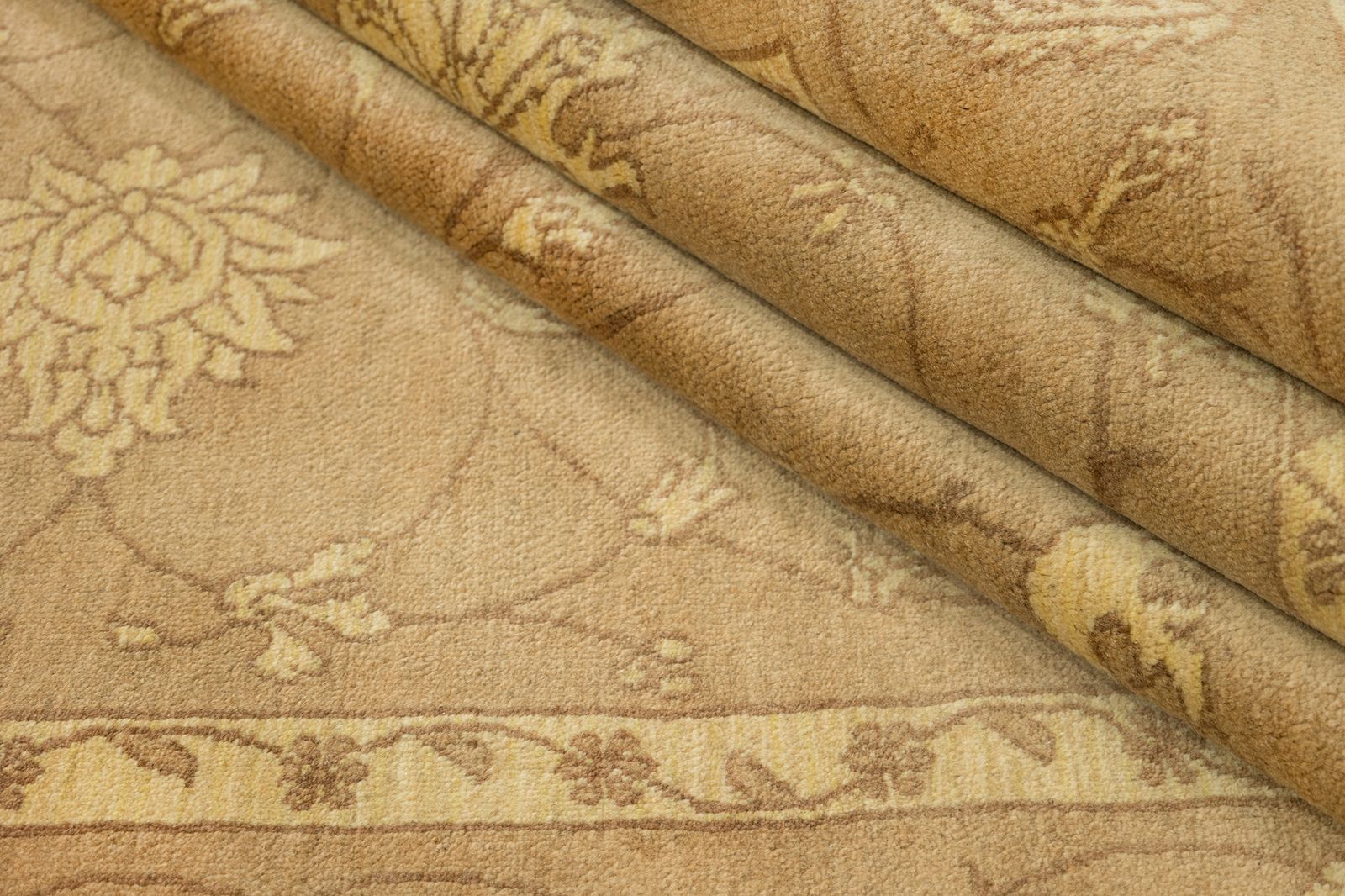 photo furniture Modern Isfahan Rug, 315 × 202 Cm, Beige And Cream