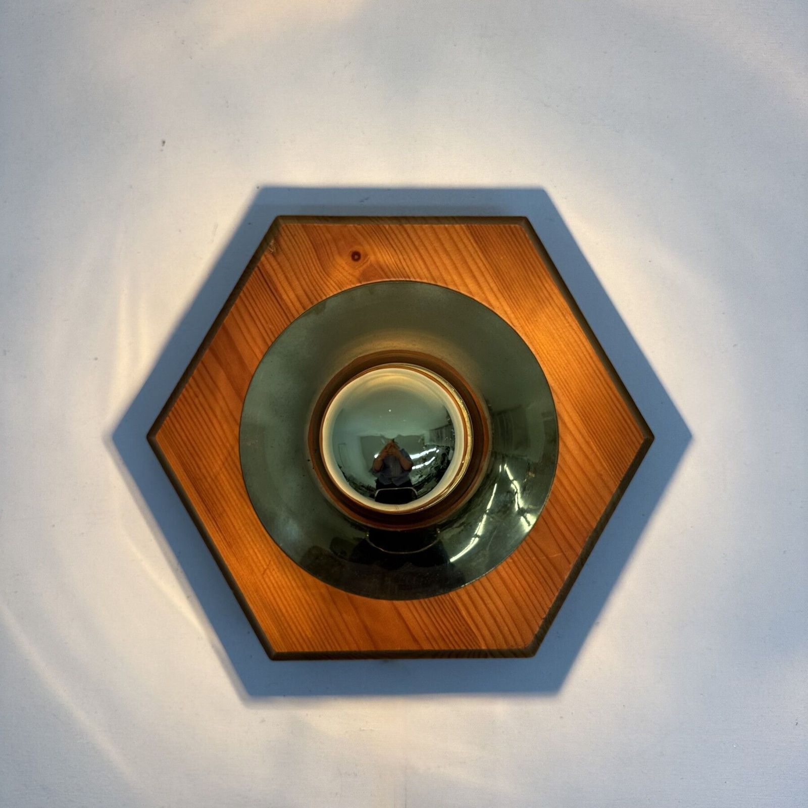 Vintage zeshoekige wandlamp van grenenhout en messing, jaren 1970 photo for sale