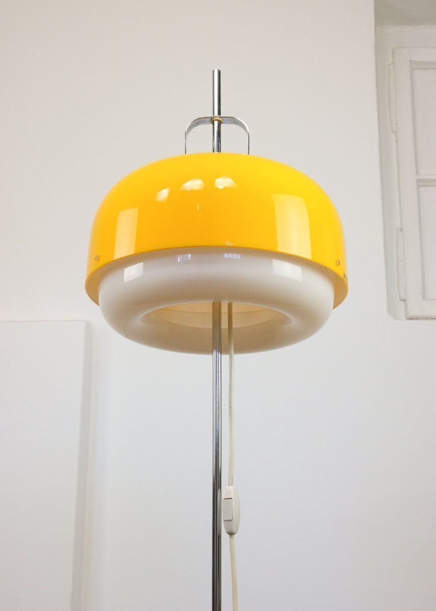 photo furniture Space Age gele Medusa vloerlamp van Luigi Massoni voor Guzzini, jaren 1970