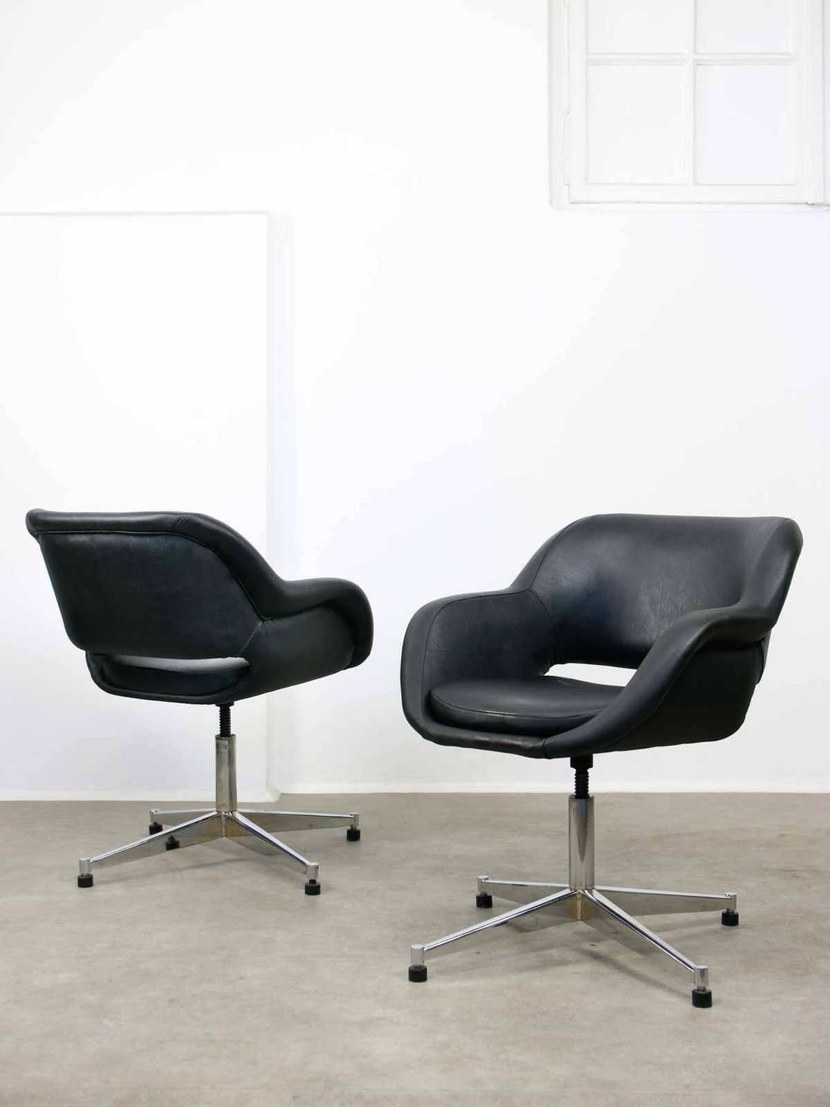 Vintage Italiaanse Zwarte Kunstleren Draaistoelen met Chromen Frame photo buy