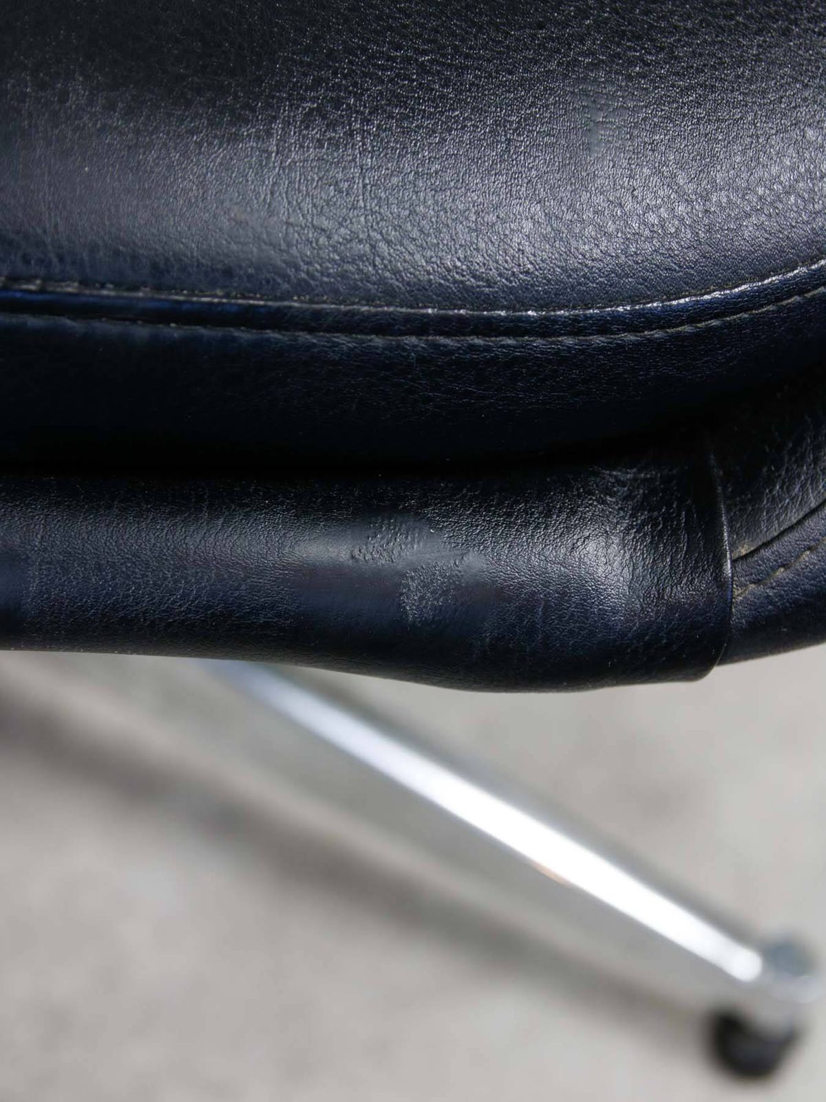 photo vinterior Vintage Italian Black Leatherette And Chrome Swivel Chair