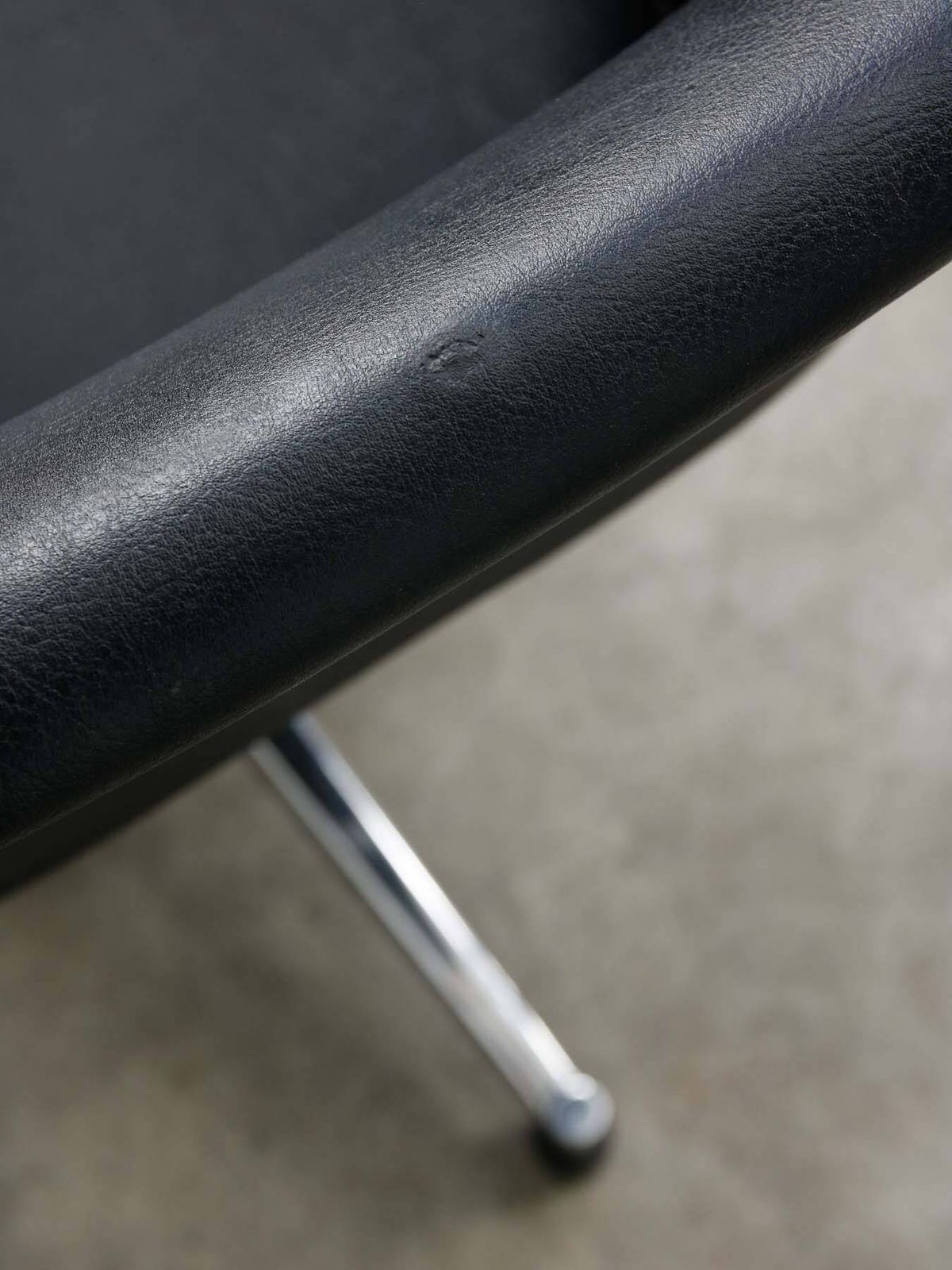 photo vinterior Vintage Italian Black Leatherette And Chrome Swivel Chair, 70s