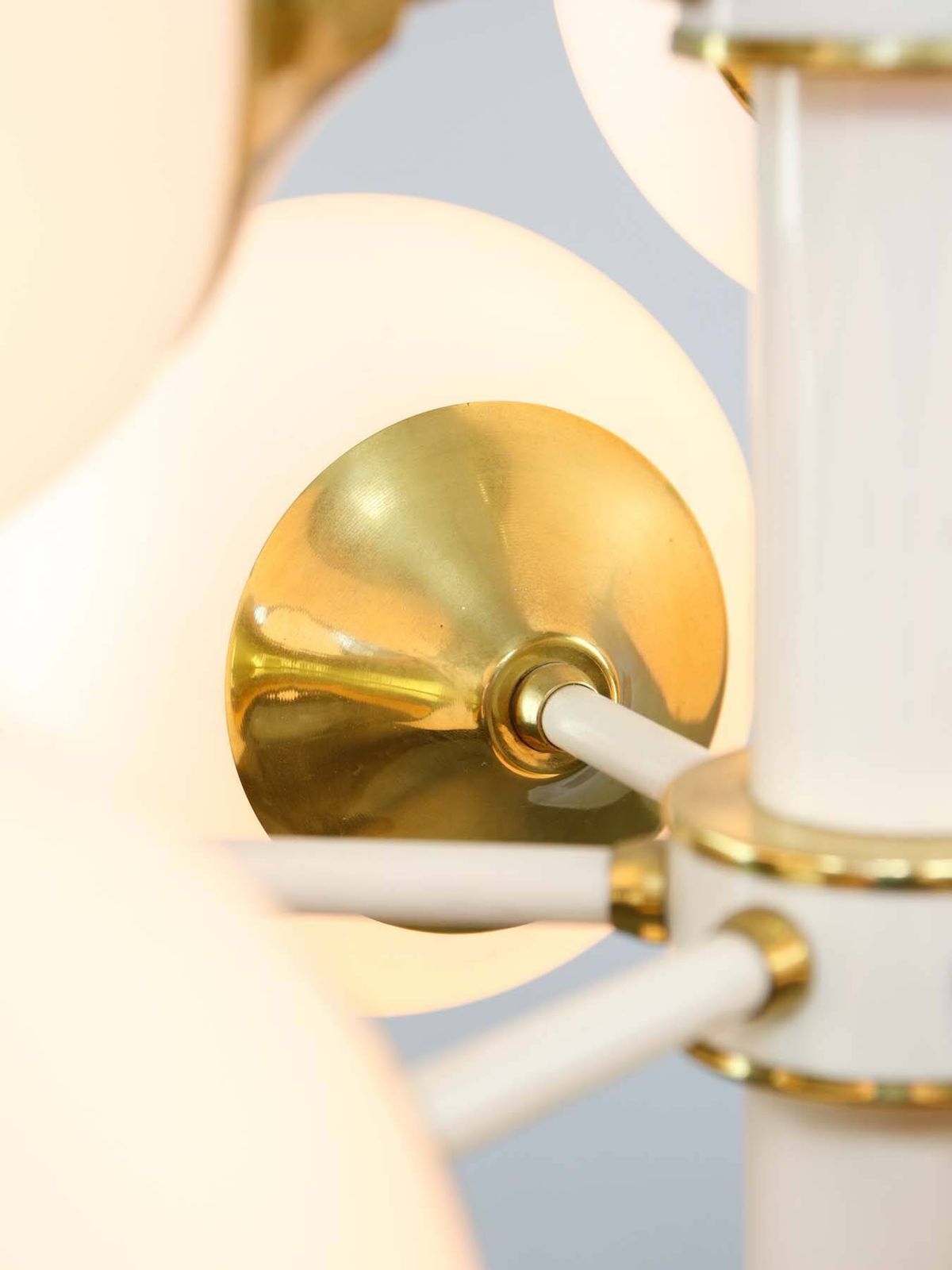 Vintage Italiaanse messing en opaline 10-arms sputnik kroonluchter, jaren 1970 photo Verlichting