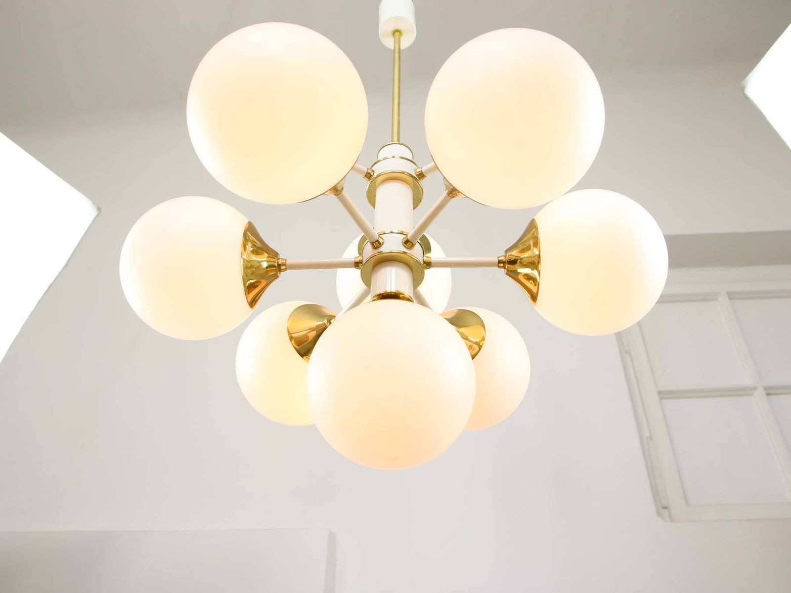 photo vintage Vintage Italian Brass And Opaline 10 Arm Sputnik Chandelier, 1970s
