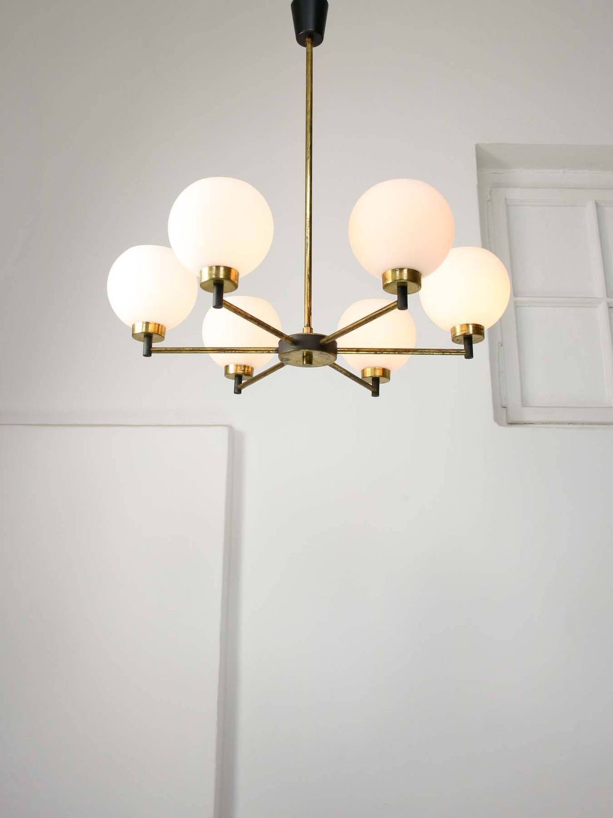 1074.0 Mid-Century Italiaanse Messing en Opalen Hanglamp photo