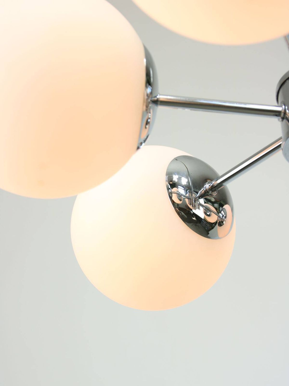 Verlichting Space Age Italiaanse Sputnik Kroonluchter in Chroom en Opaal Glas, jaren 1970 photo