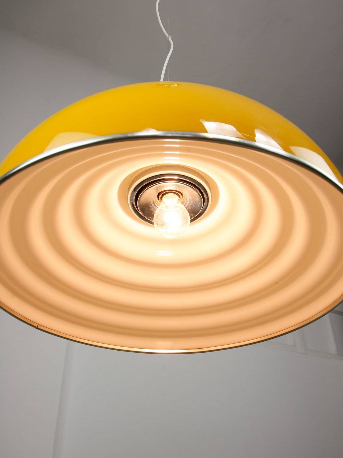 Zeldzame grote gele Space Age hanglamp van Guzzini, jaren 1970 photo for sale