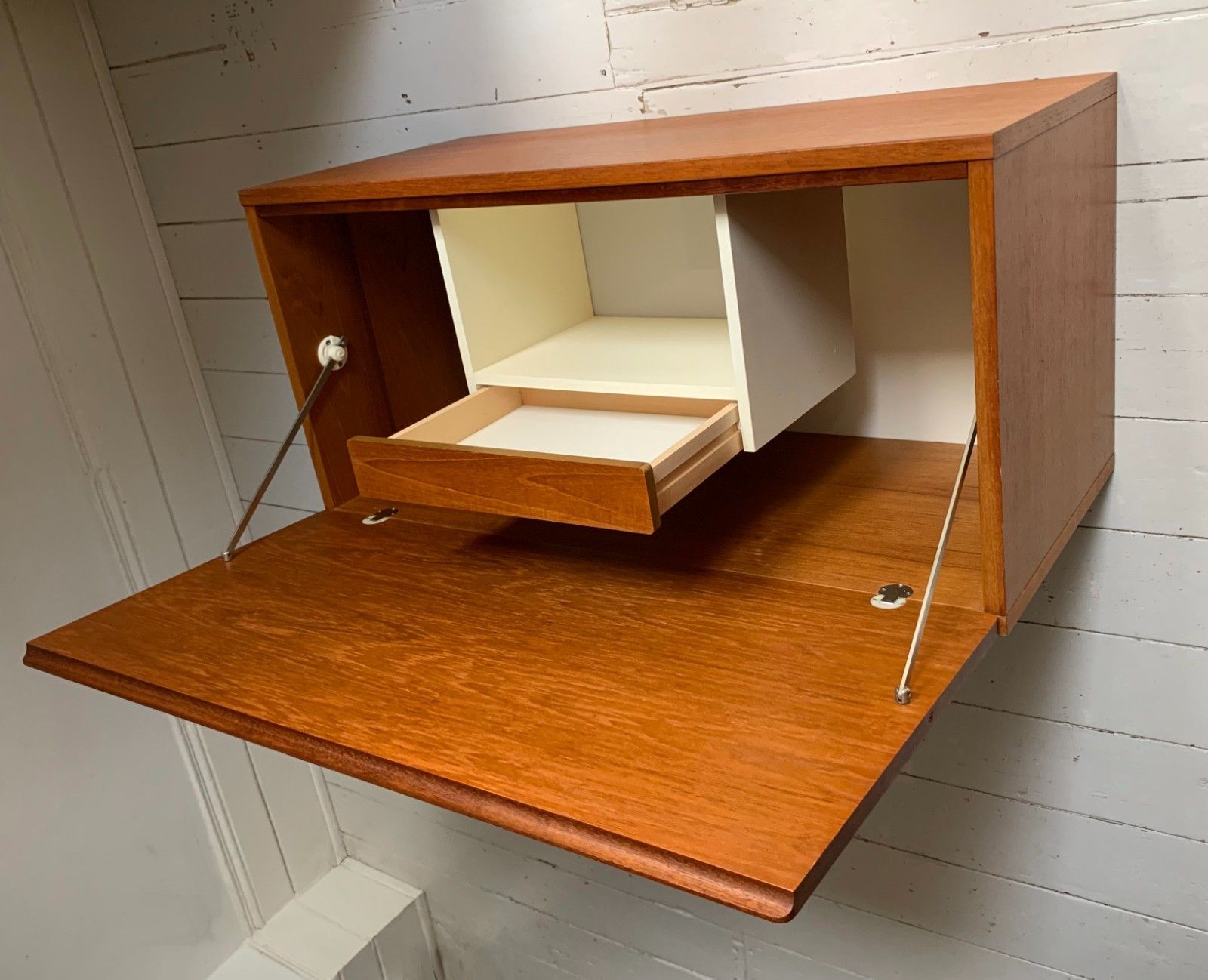 photo vinterior Mid Century Teak Beaver & Tapley 33 Floating Bureau / Desk / Cabinet