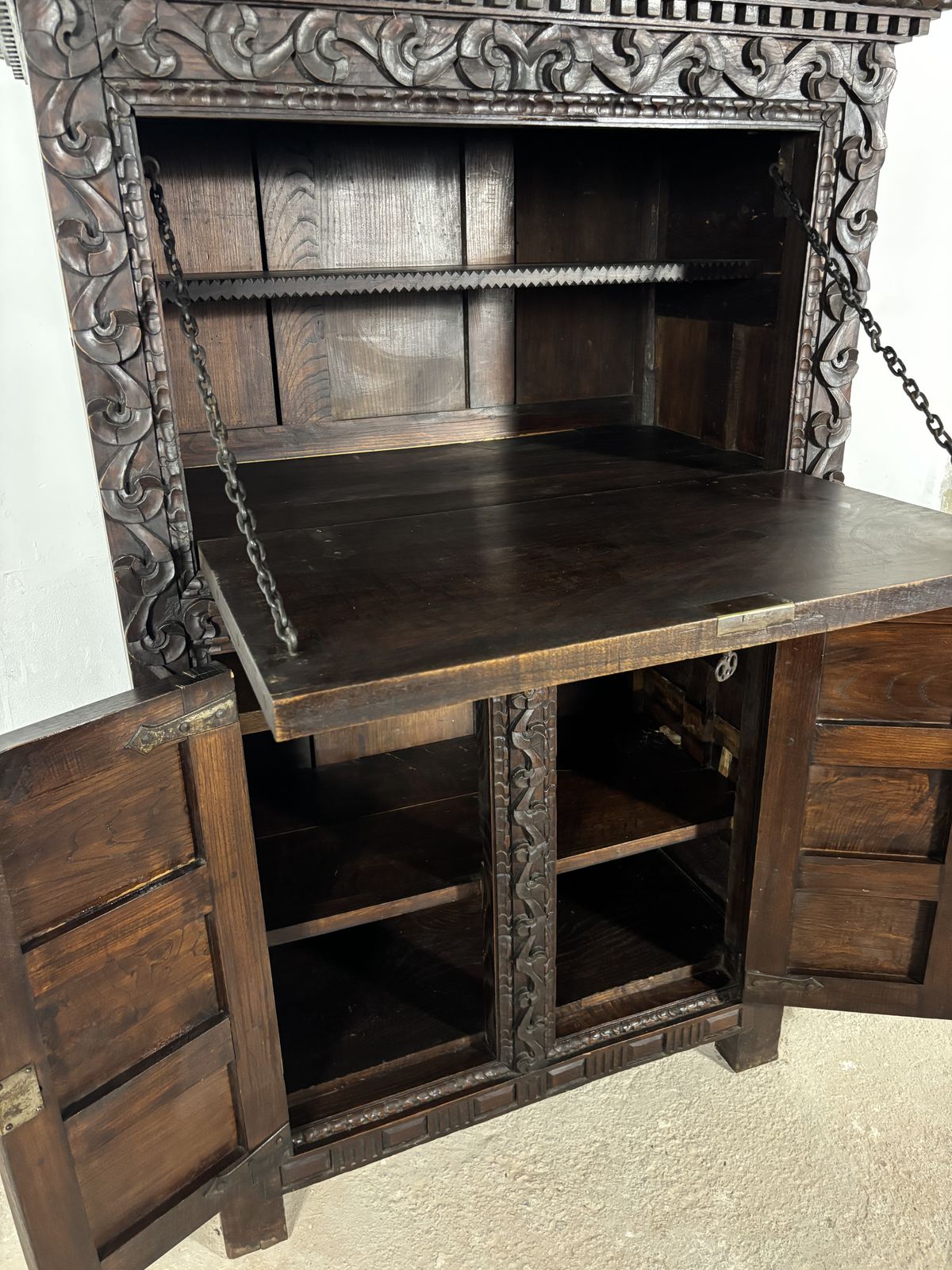 photo vintage 19e-eeuws barok eiken abattant met diep gesneden decoratie