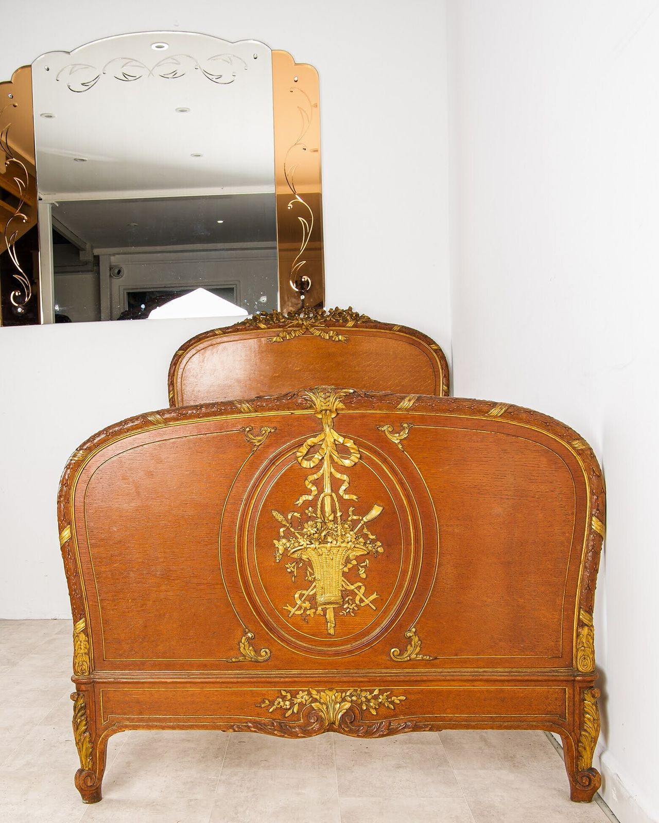 Antique French Louis XV Style Walnut & Giltwood Daybed photo for sale