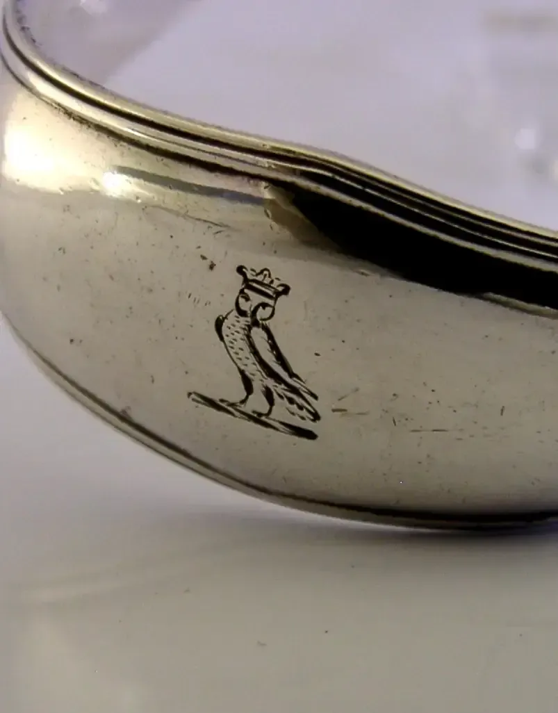Pince de service en argent massif sterling, armes des Willoughby, époque georgienne, vers 1780 photo for sale