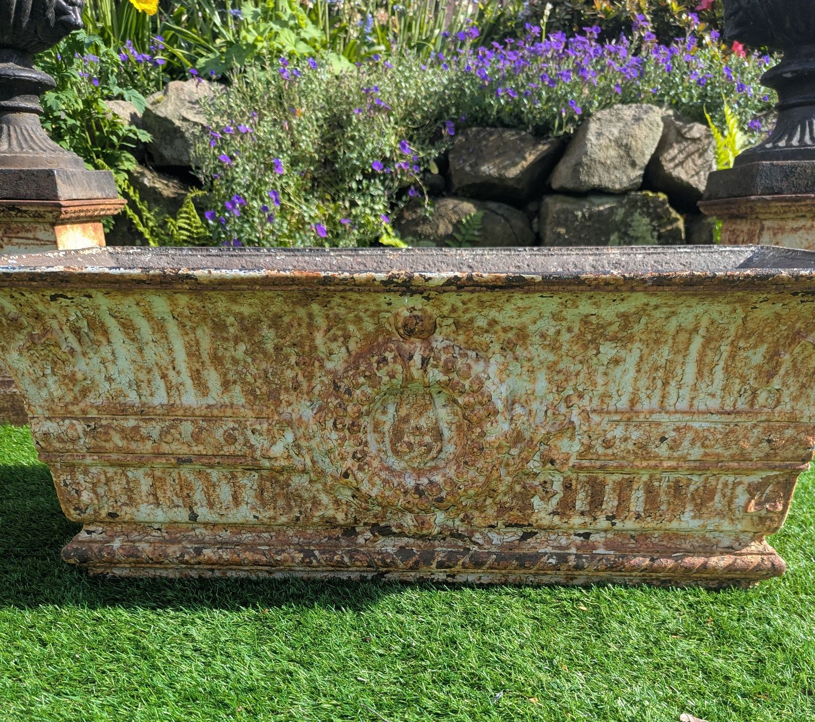 Jardinière de jardin cannelée en fer d'époque victorienne, motif couronne de feuillage, livraison disponible 0324. photo for sale