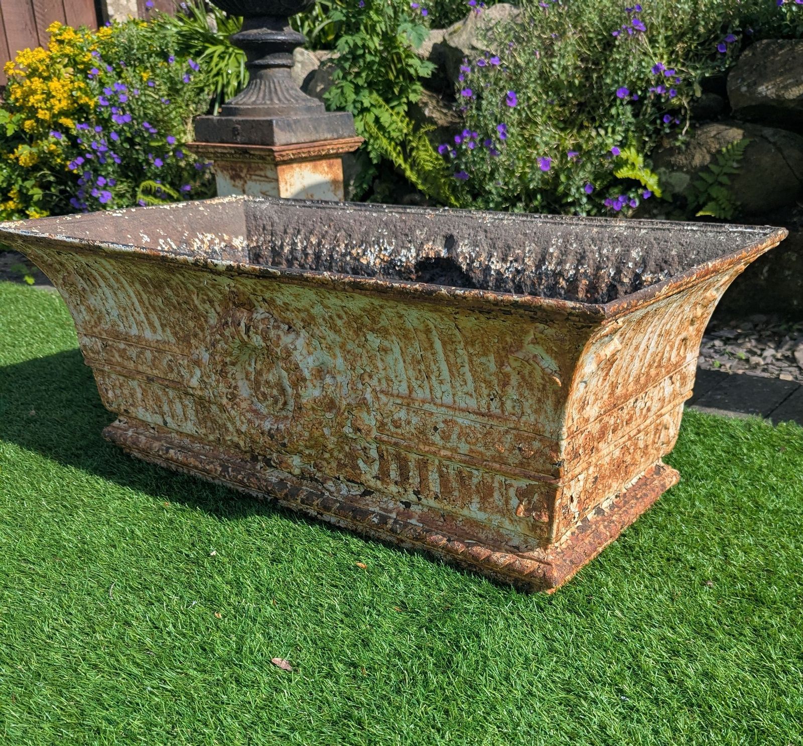 Jardinière de jardin cannelée en fer d'époque victorienne, motif couronne de feuillage, livraison disponible 0324. photo Décoration de jardin