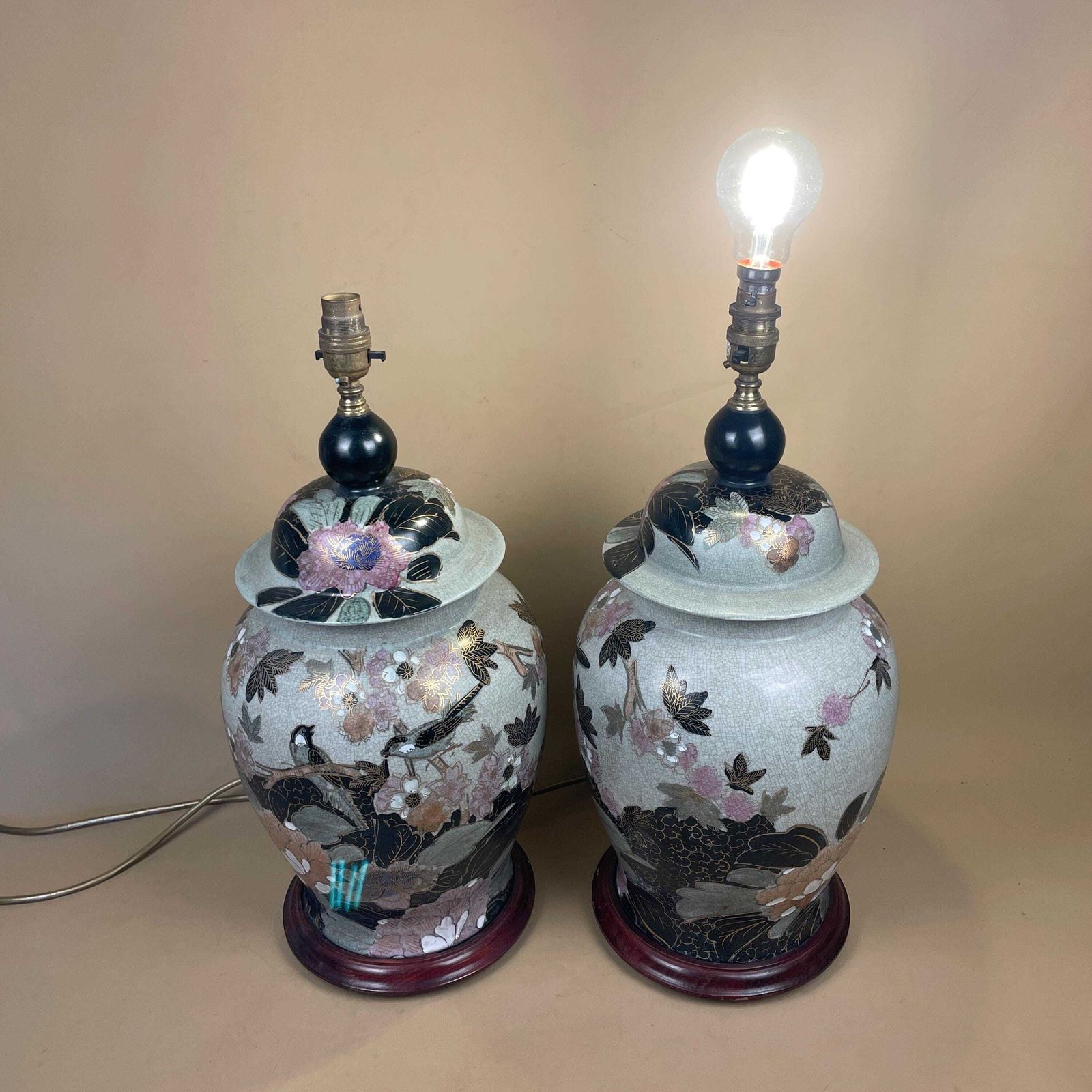 photo vintage Pair Of Large Oriental Antique Ceramic Lamp Light Bedside Table Hand Painted Floral Design Wood Base Chinese Vase Vintage Brass Ginger Jar
