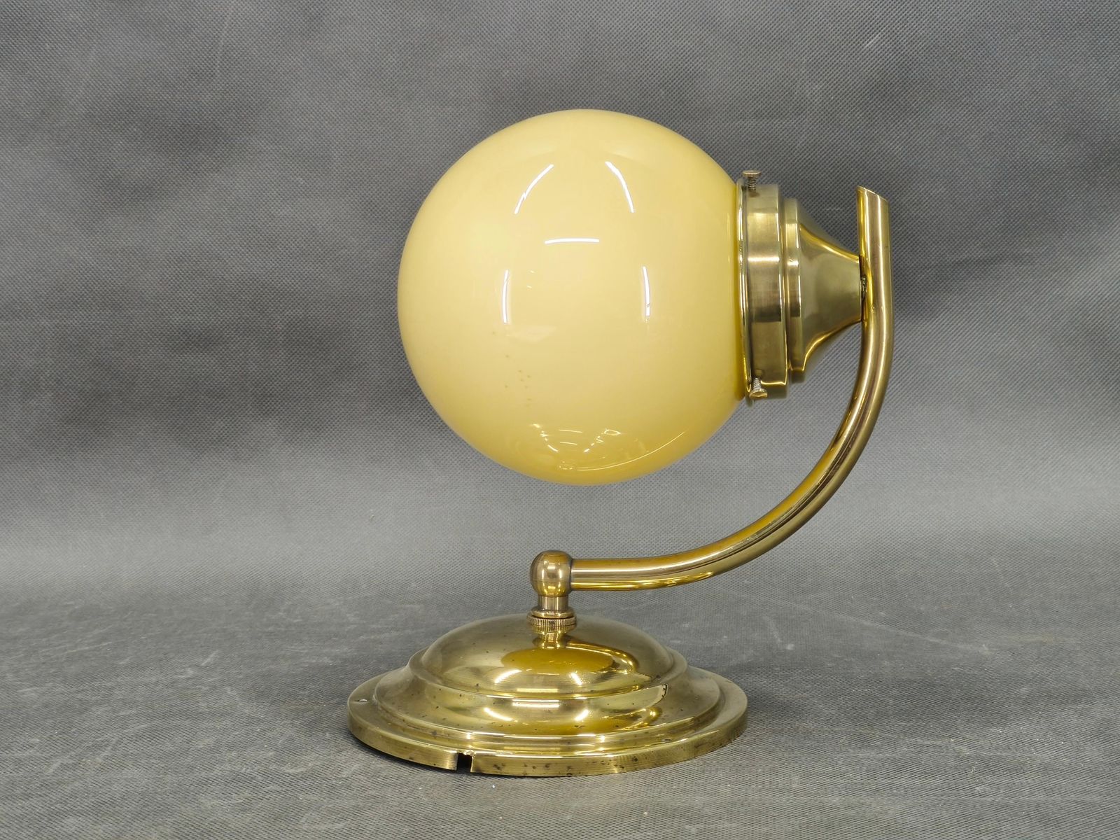 Tsjechische art deco wandlamp van messing en champagneglas, jaren 1930 photo vintage