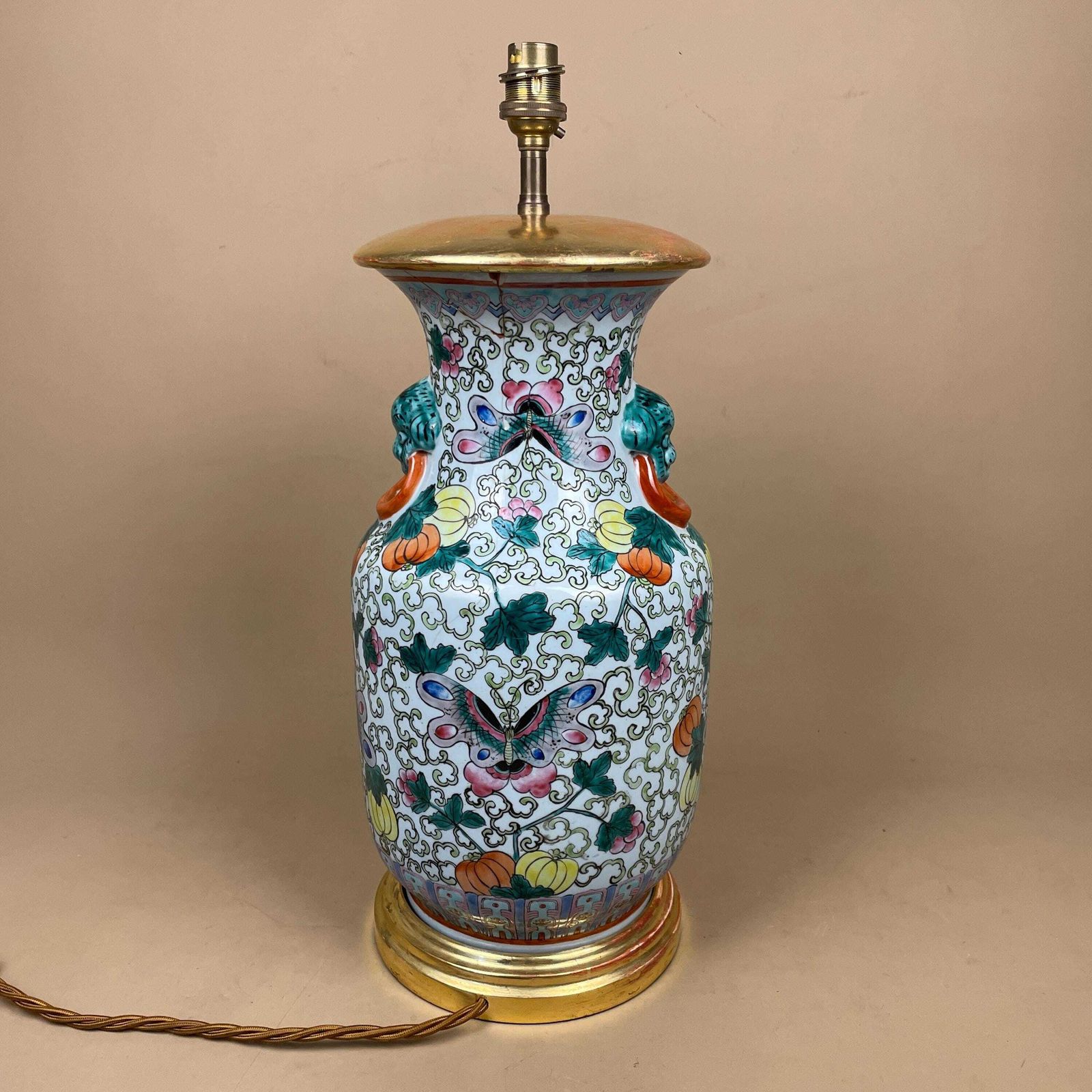 photo furniture Large Oriental Antique Ceramic Lamp Light Bedside Table Hand Painted Floral Design Fruit Gold Painted Wood Base Chinese Vase Vintage
