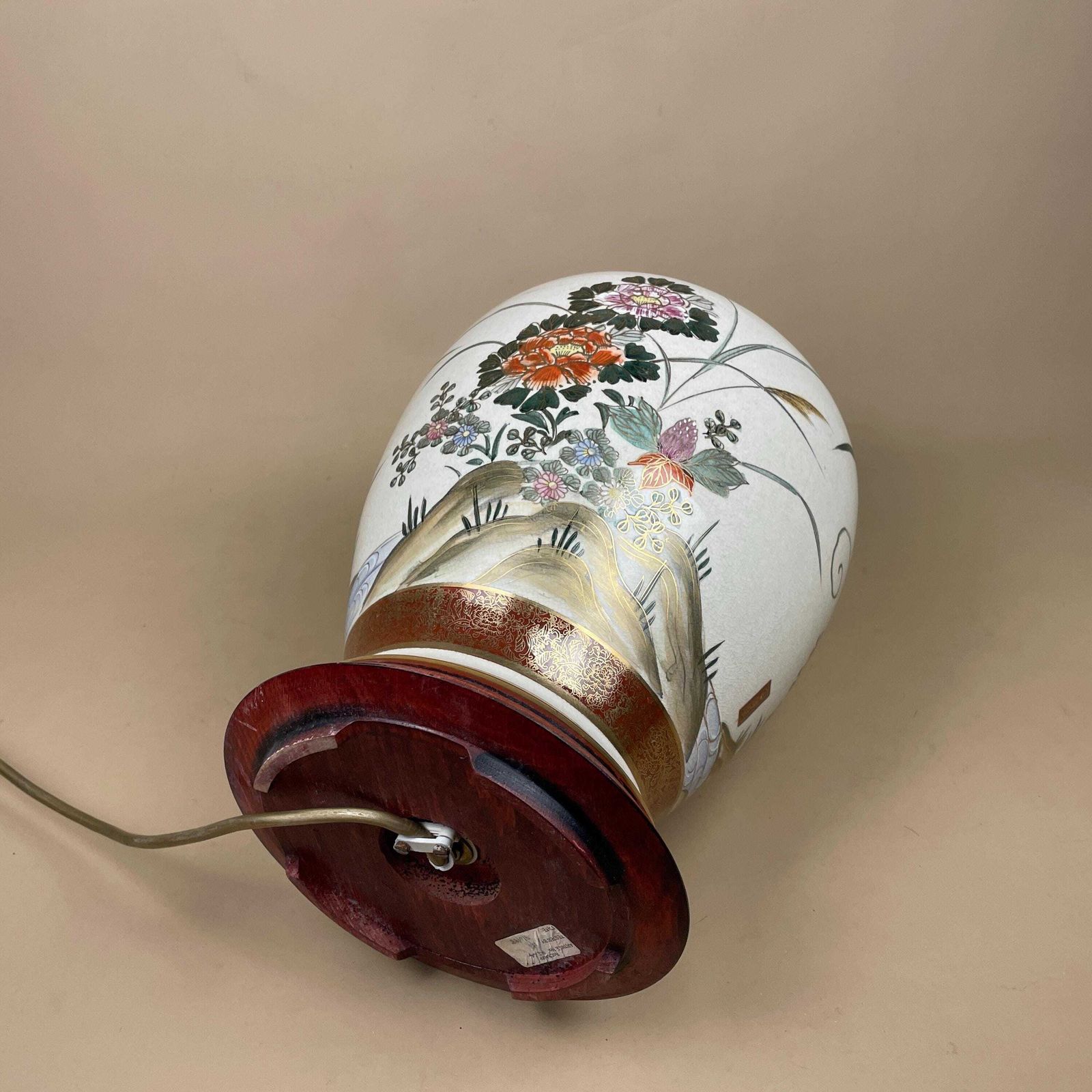 photo furniture Large Oriental Antique Ceramic Lamp Light Bedside Table Hand Painted Floral Design Birds Gold Metal Painted Wood Base Chinese Vase Vintage