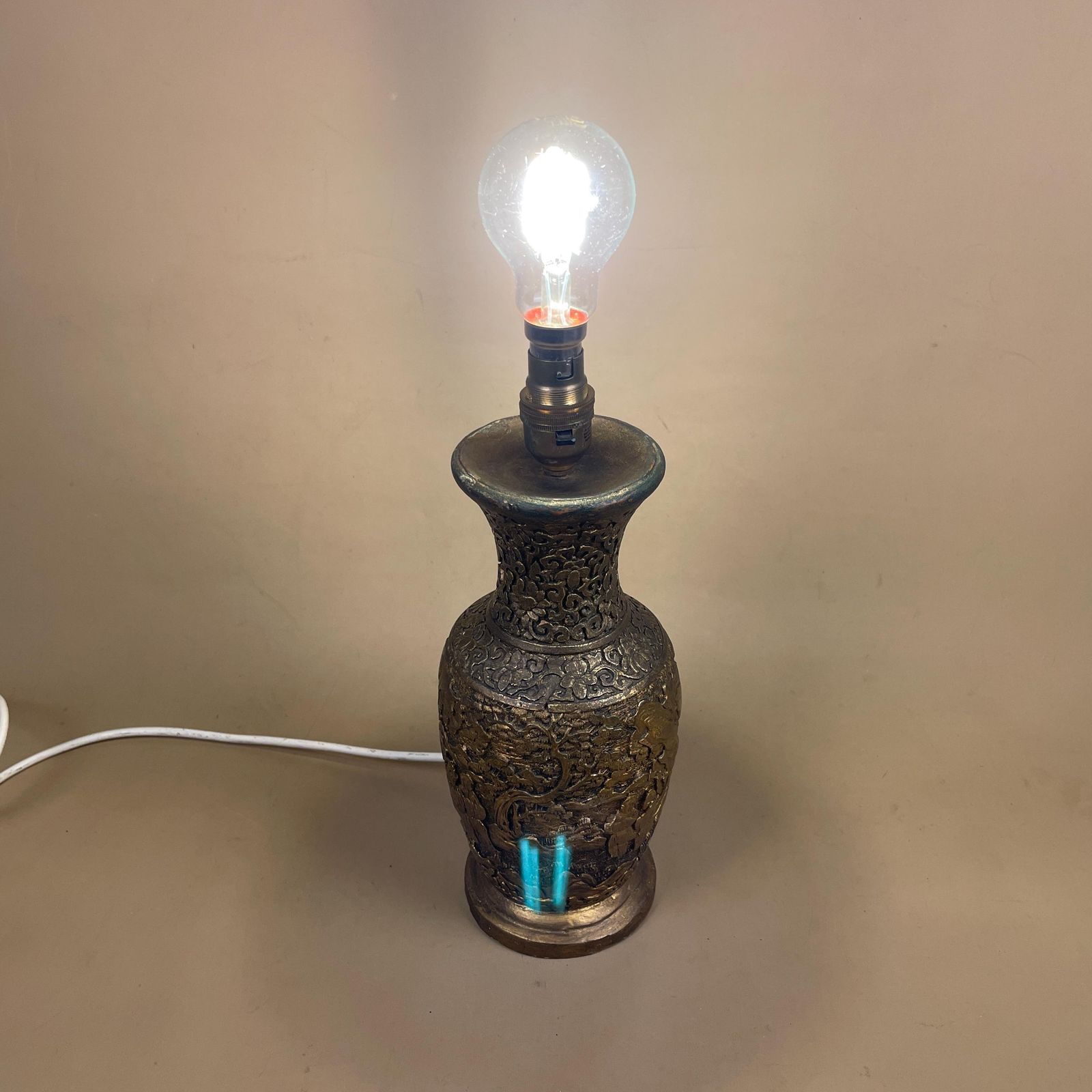 photo vinterior Oriental Patterned Lamp Bedside Table Light Vase Pottery Clay Antique Pattern Hand Painted Gold Brass Vintage Ornate Detail Medium