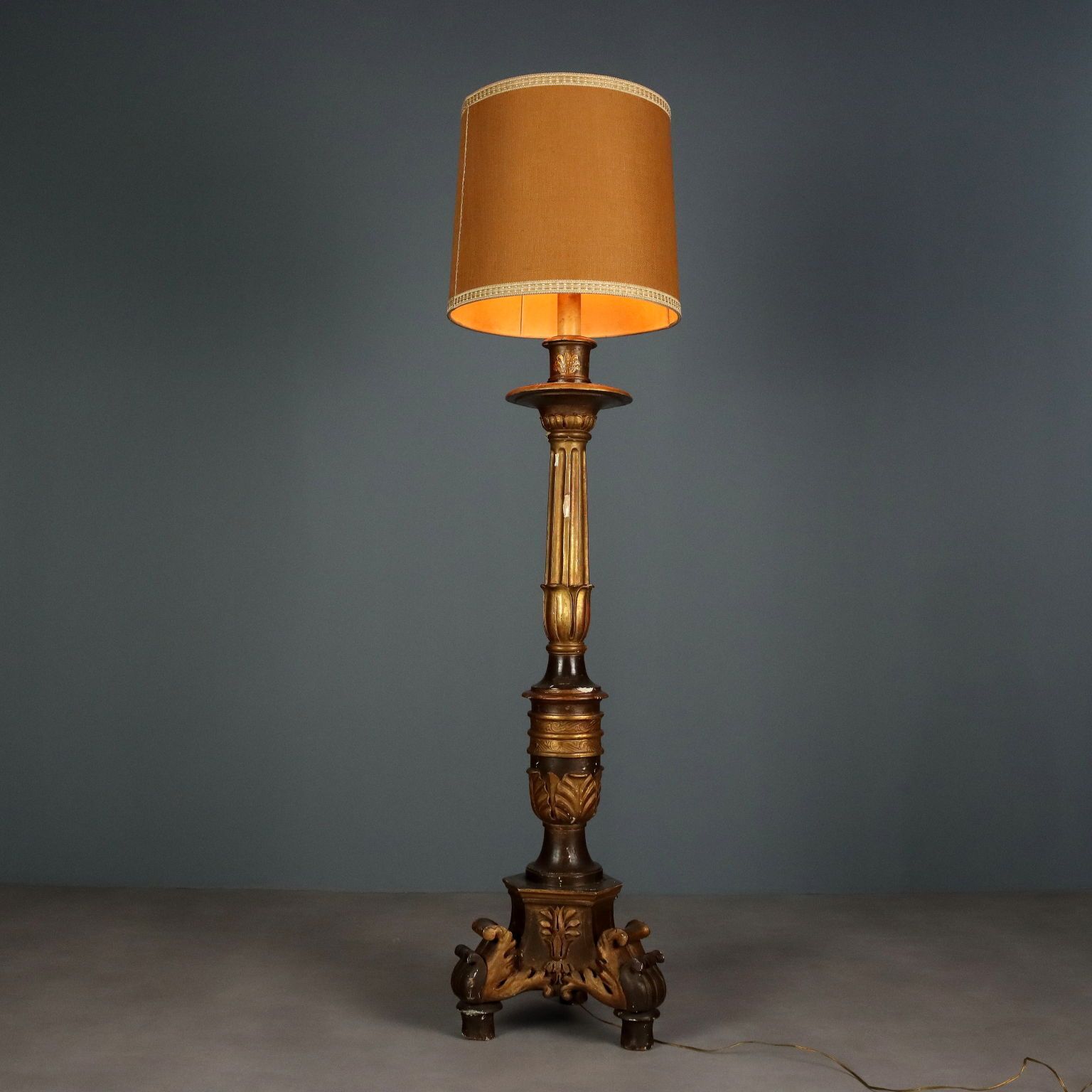 Bougeoir d'époque en bois doré et tissu, Italie, XIXe siècle