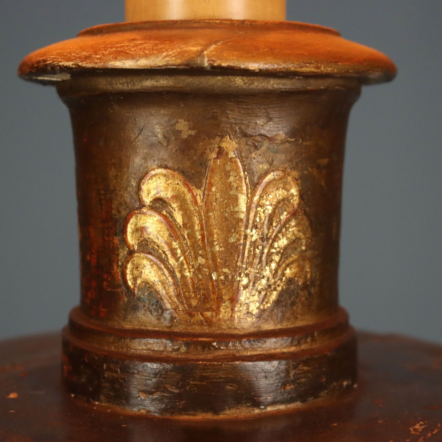photo furniture Bougeoir d'époque en bois doré et tissu, Italie, XIXe siècle