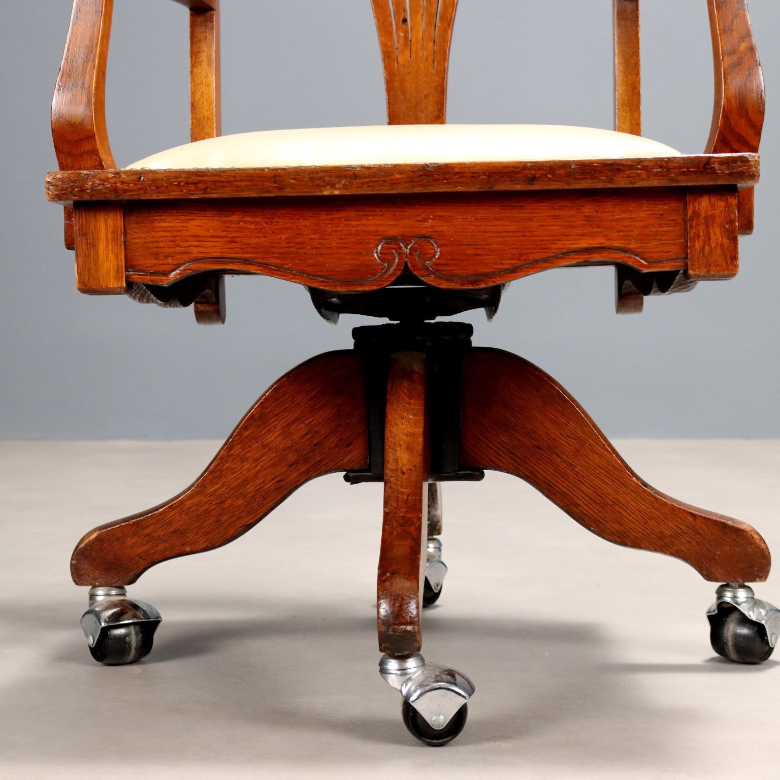 Fauteuil pivotant d'époque en chêne à roulettes, Royaume-Uni, XXe siècle photo buy