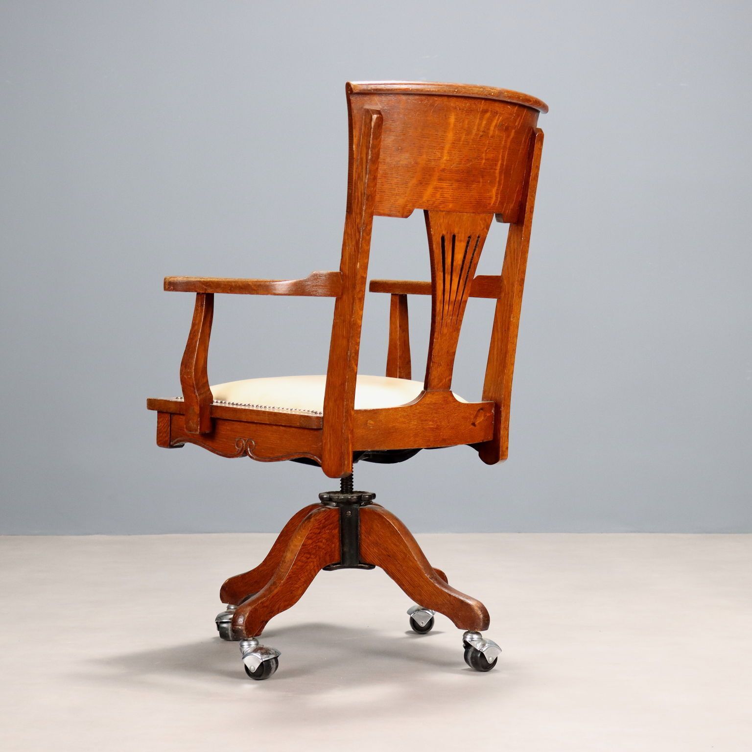 photo buy Fauteuil pivotant d'époque en chêne à roulettes, Royaume-Uni, XXe siècle