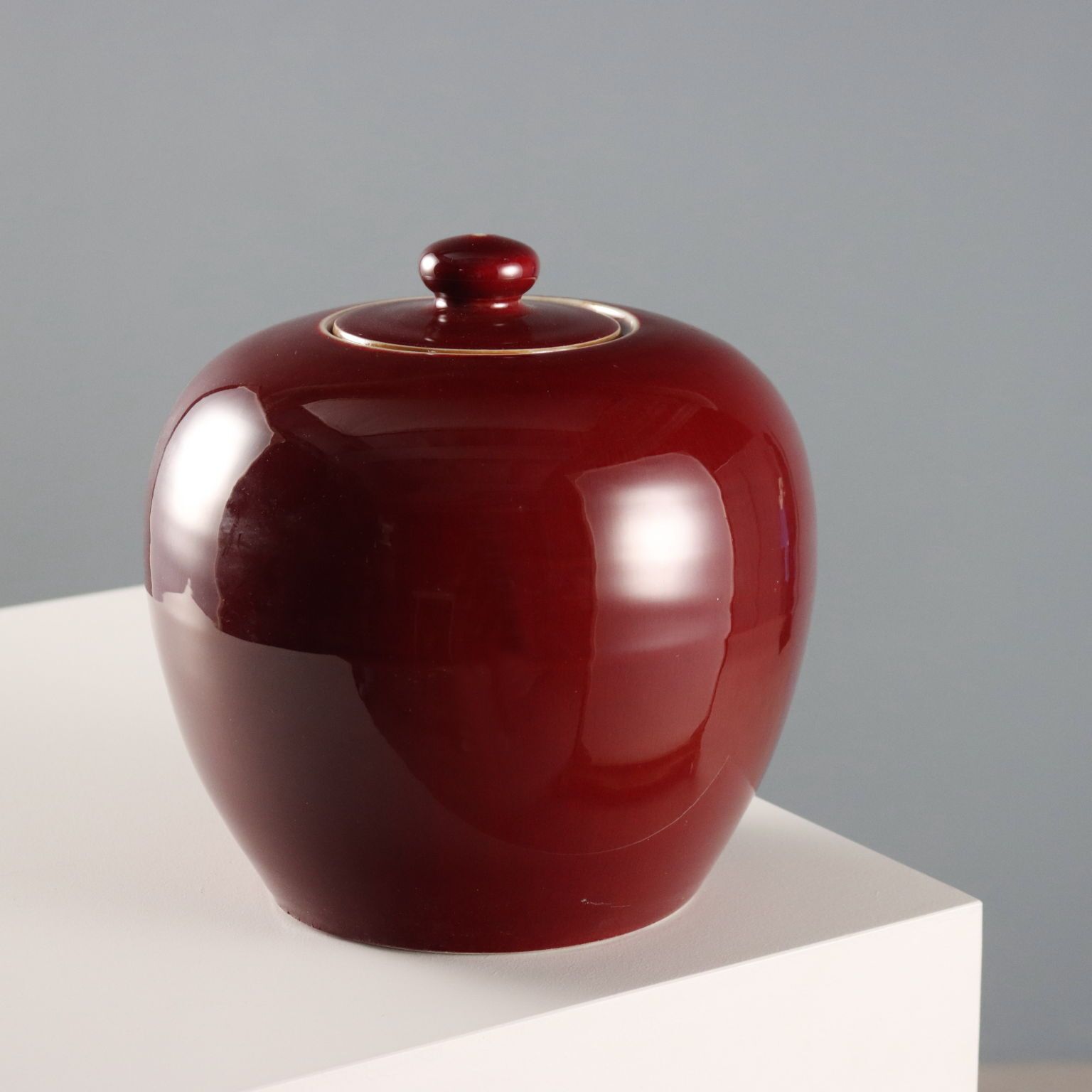 Potiche en porcelaine rouge rituelle d'époque, Chine, XXe siècle