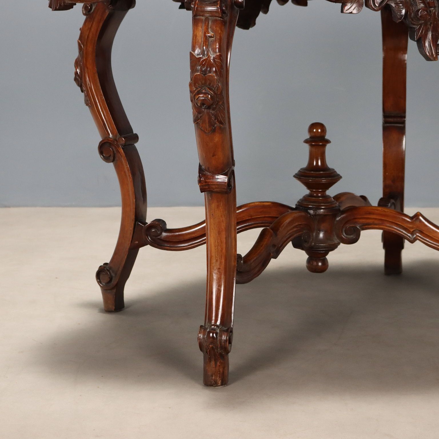 photo furniture Petite table d'époque Louis-Philippe en noyer, Italie, XIXe siècle