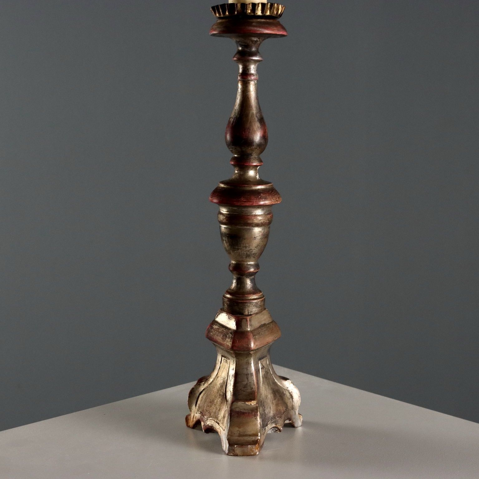 Candélabre d'époque en bois sculpté doré et tissu, XXe siècle photo 230.0