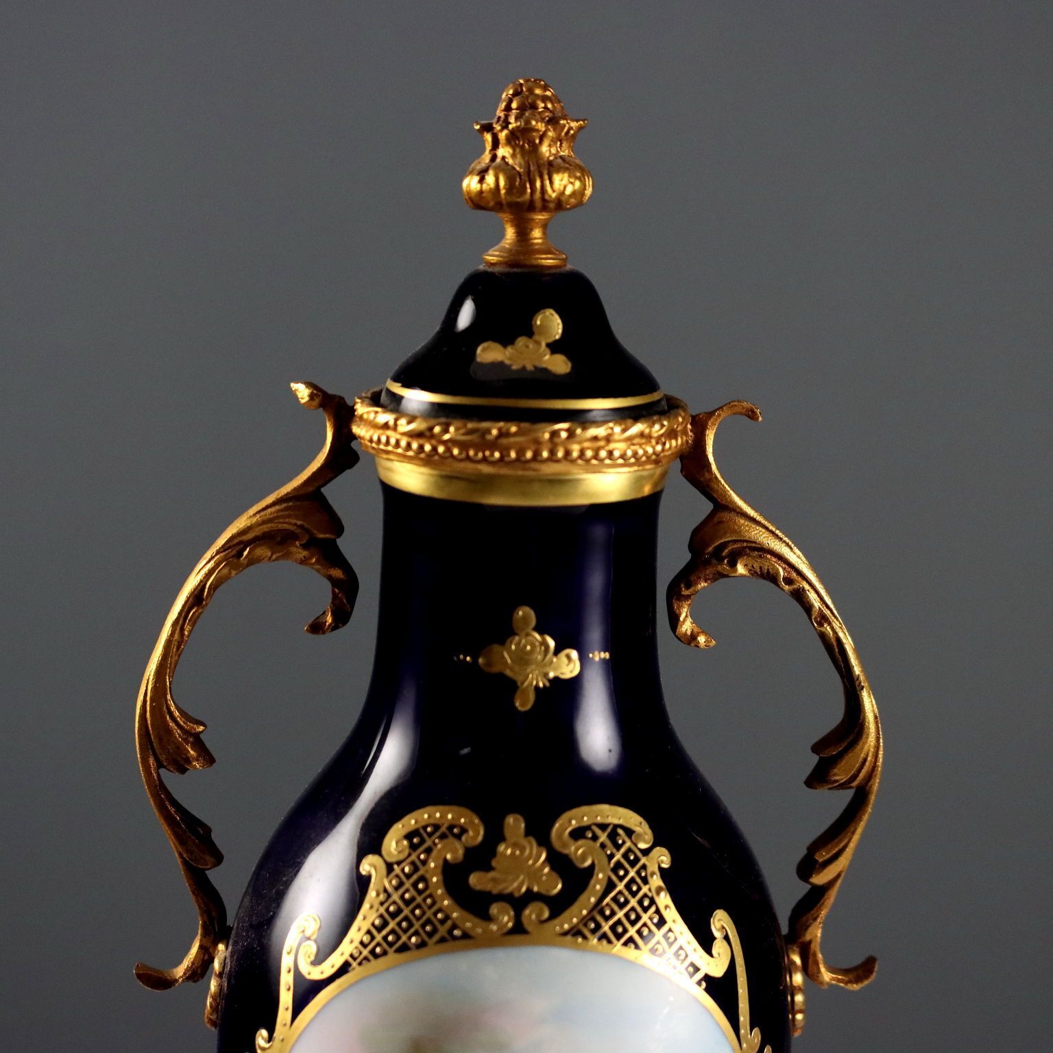 Vases triptyque d'époque en porcelaine et bronze doré, France, XXe siècle photo buy