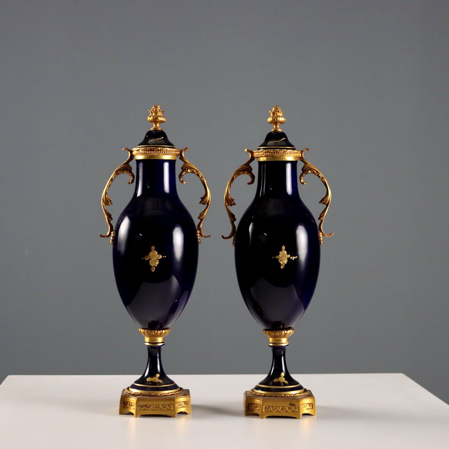 photo for sale Vases triptyque d'époque en porcelaine et bronze doré, France, XXe siècle