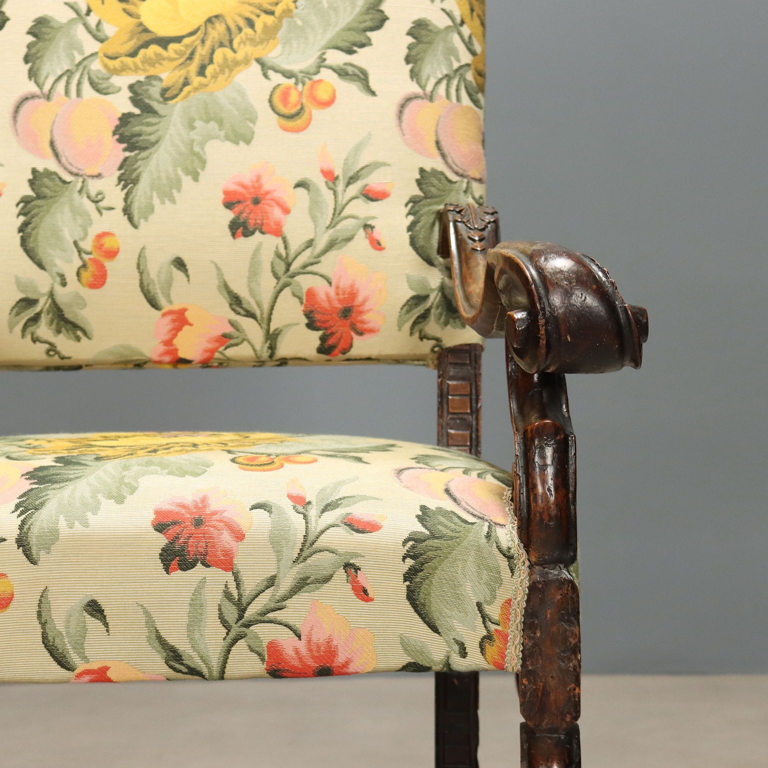Fauteuil baroque en noyer et tissu, Italie, XVIIIe siècle photo buy