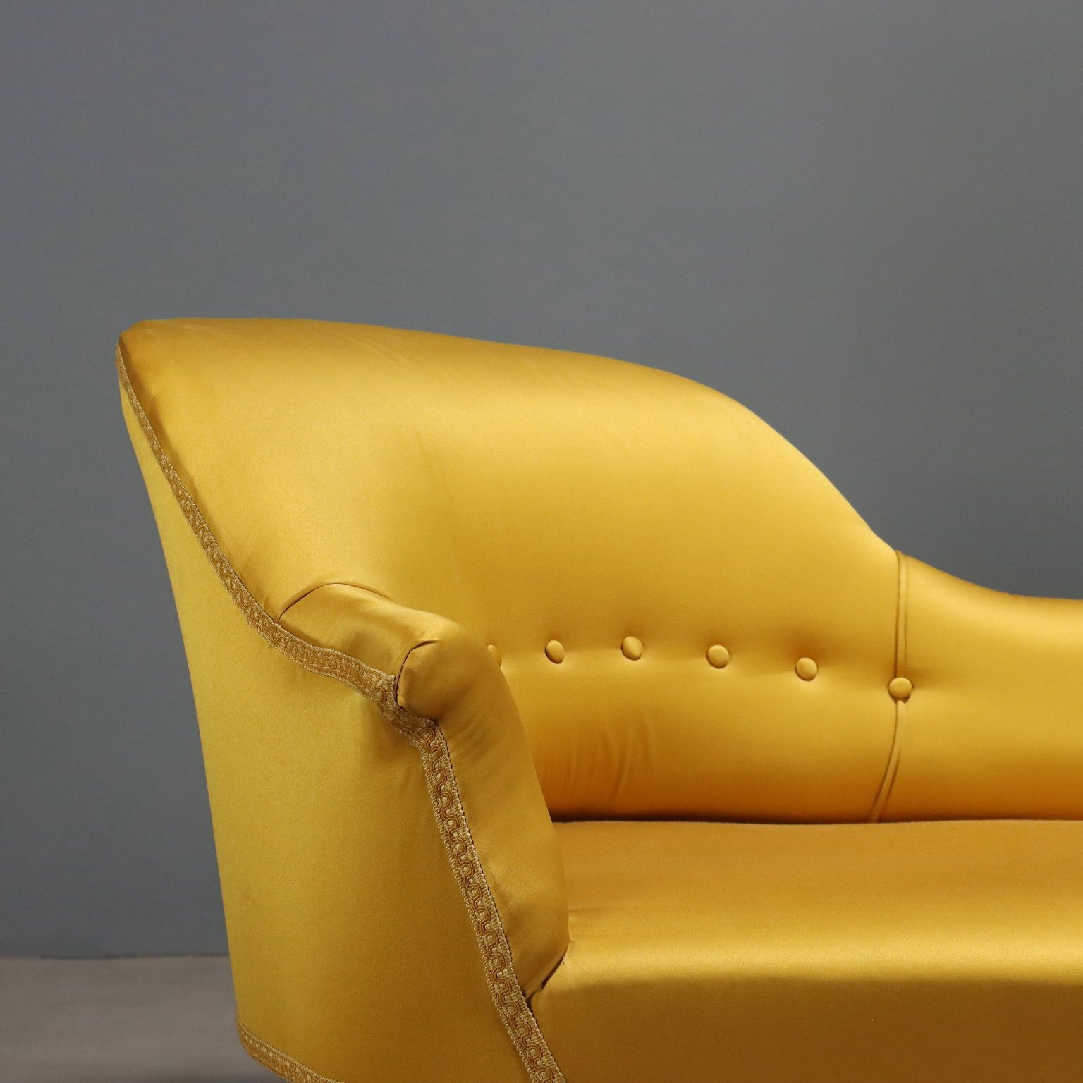 Divanetto Con Schienale Avvolgente E Piedini In Noce photo Furniture