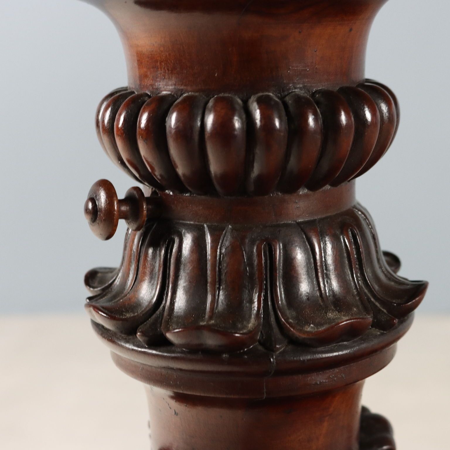 Mobilier Table de nuit d'époque Charles X en acajou et érable, France, XIXe siècle photo